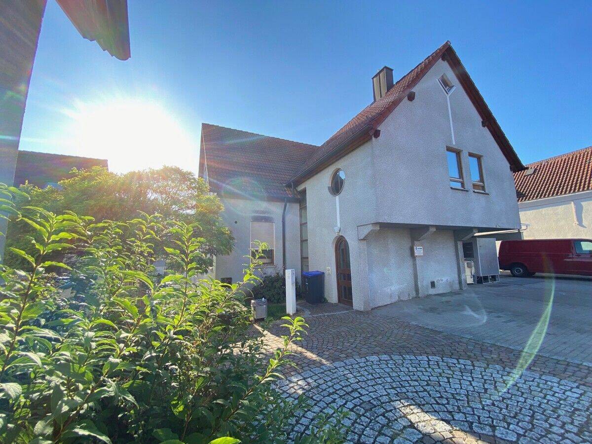 Großflächiges Wohn- und Geschäftshaus mit Tiefgarage, freier Gewerbefläche in EG, Wohnen OG und DG, 74360 Ilsfeld