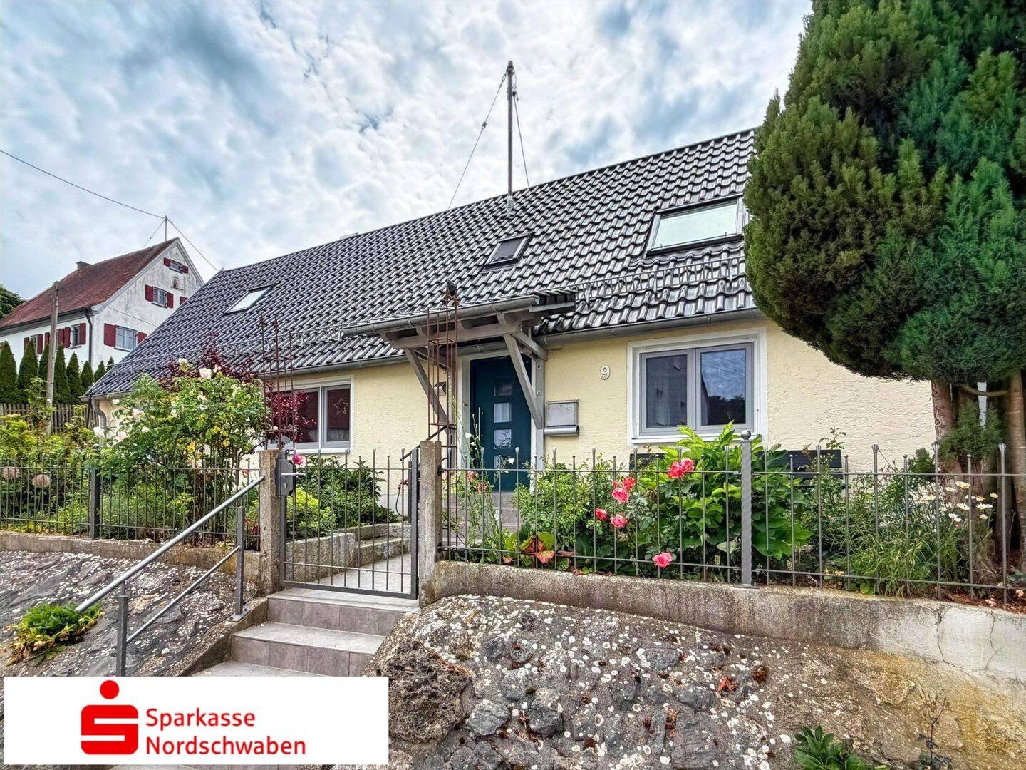 Charmantes Einfamilienhaus mit Wintergarten in ruhiger Lage, 86657 Bissingen