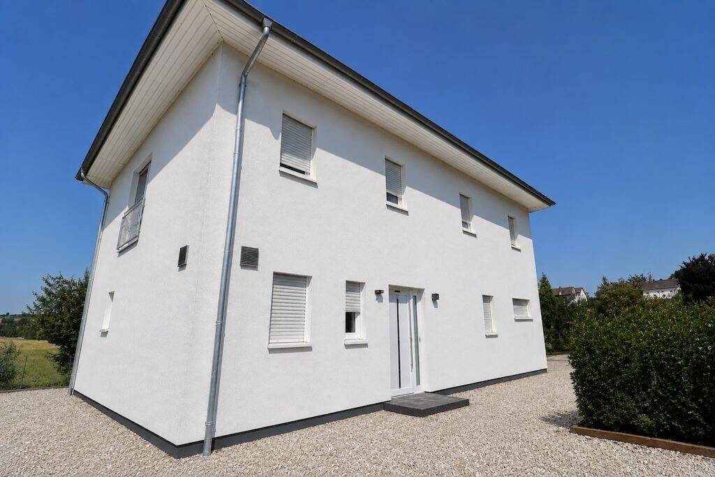 Wohnen im Paradies – Neuwertiges OKAL-Niedrigenergie-Einfamilienhaus auf knapp 2.500m² Grundstück, 84546 Egglkofen