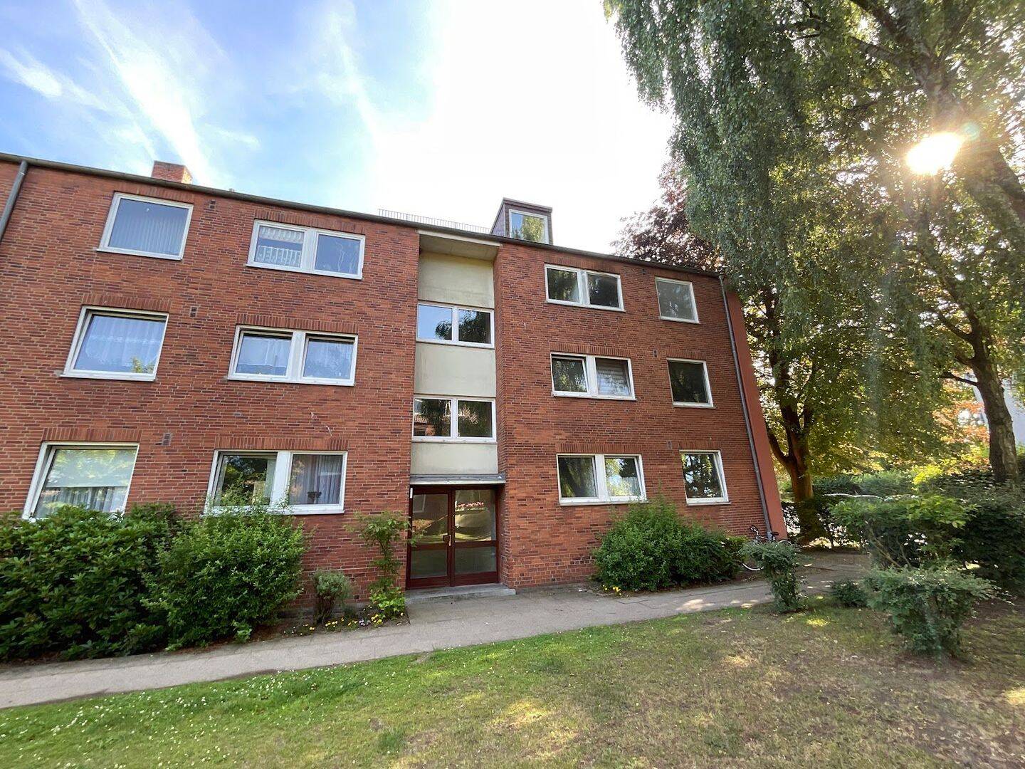 Frisch renovierte 3 Zimmer-Wohnung mit Balkon und modenisiertem Tageslichtbad mit Wanne, 23554 Lübeck (Innenstadt Sankt Lorenz Nord Sankt Lorenz Süd)