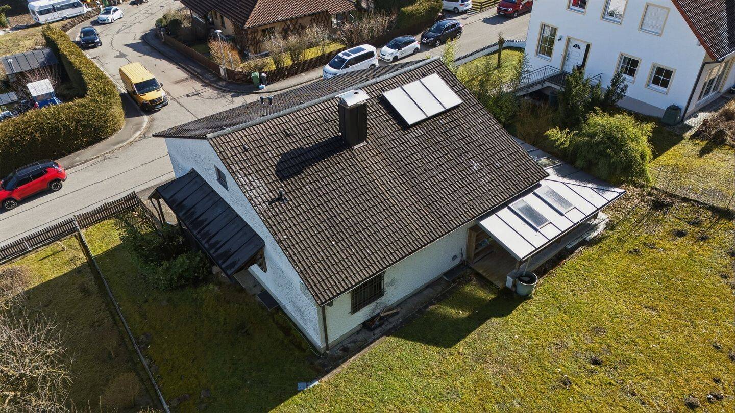 Freistehendes Einfamilienhaus mit Bungalowcharakter in Hanglage in Eching-Viecht, 84174 Eching