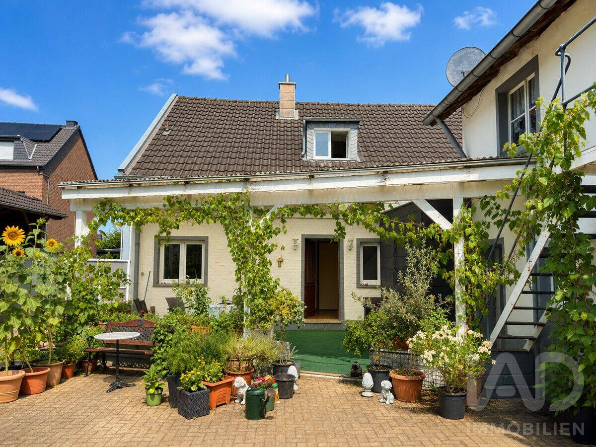 Seltene Gelegenheit in Grevenbroich: Zweifamilienhaus mit Hof, Scheune und Garten, 41515 Grevenbroich