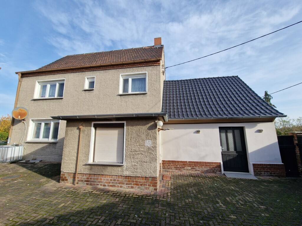 Löbnitz: Großes Einfamilienhaus mit viel Nebengelass, 4509 Löbnitz