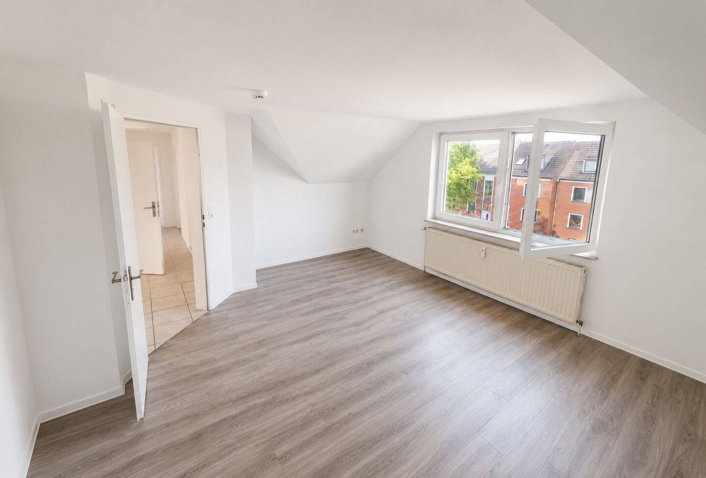 Über den Dächern des Nordens – Geräumige 4-Zimmer-Dachgeschosswohnung in Hage, 26524 Hage