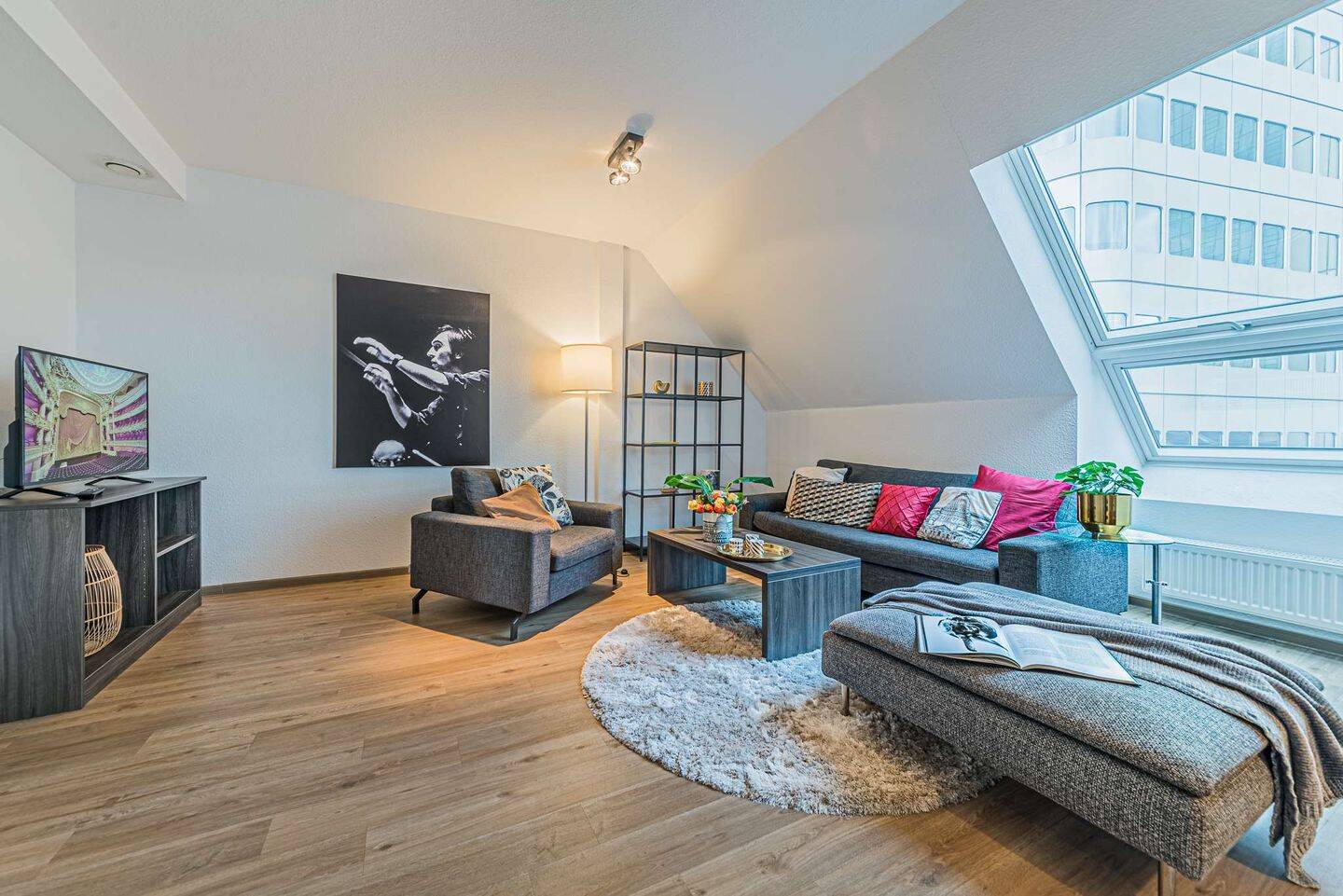 Elegante, großzügige 2-Zimmer-Wohnung mit tollem Blick auf die Skyline, 60329 Frankfurt am Main (Bahnhofsviertel Gallus Gutleutviertel Innenstadt)