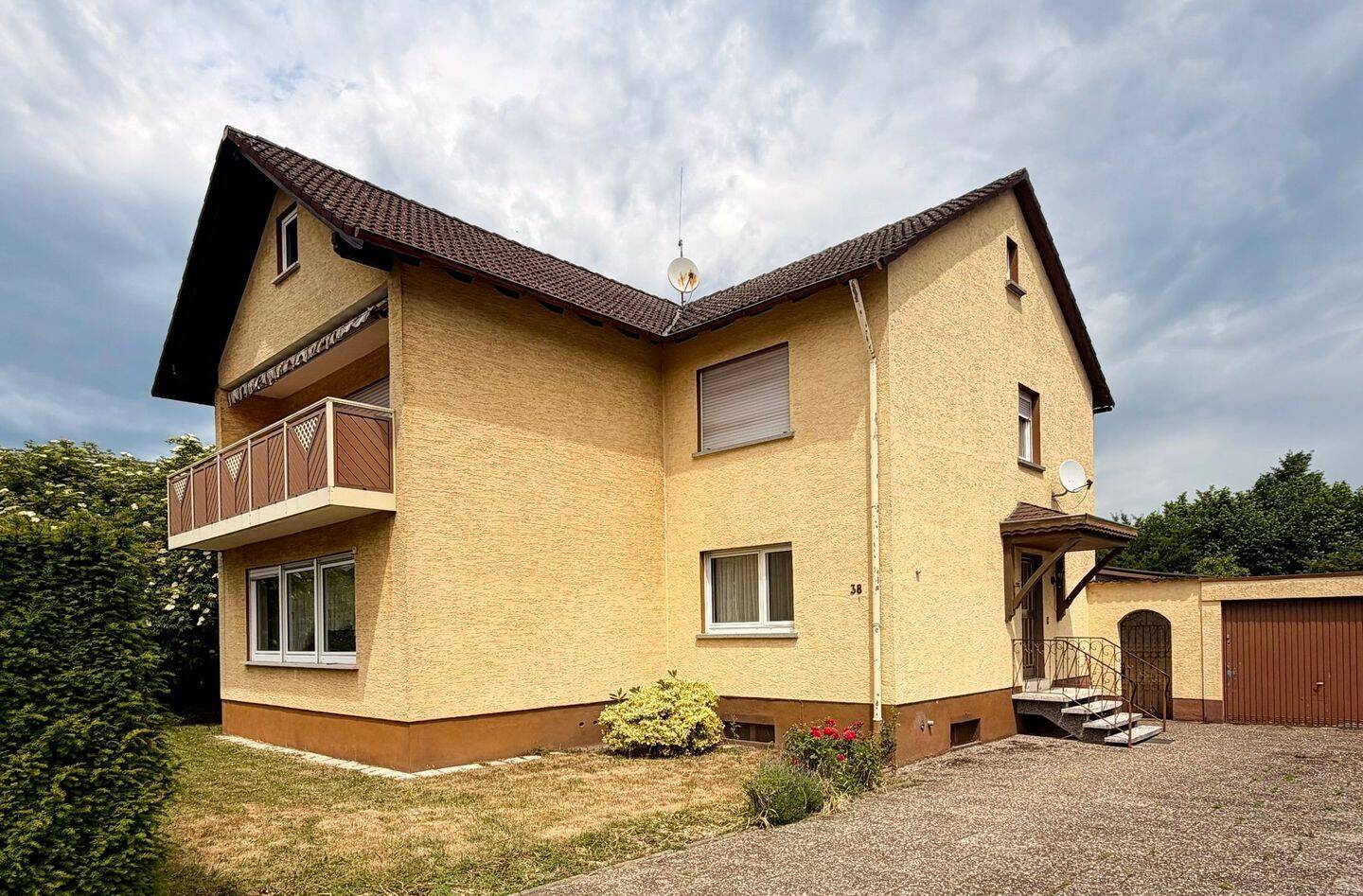 Hermann Immobilien:  Zweifamilienhaus mit großem Grundstück in Bruchköbel, 63486 Bruchköbel