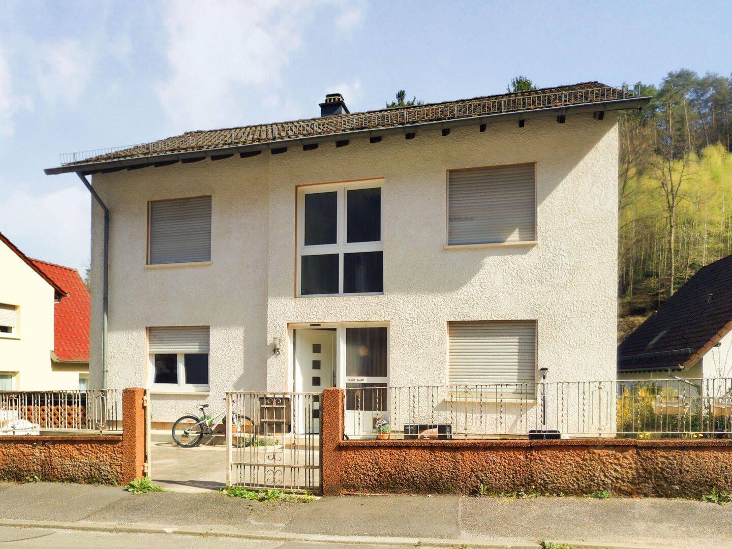 Ein Haus – viele Möglichkeiten: Freistehendes Ein-/Zweifamilienhaus mit zwei Garagen in Rodalben, 66976 Rodalben