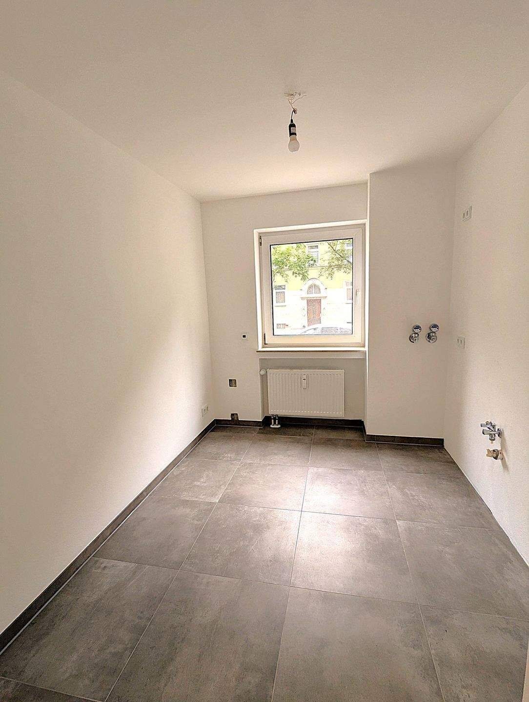 ERSTBEZUG NACH SANIERUNG: Außergewöhnlich schöne 2-Zimmer-Wohnung mit Balkon, zentral und ruhig, 90478 Nürnberg (Dutzendteich Gleißhammer Glockenhof Sankt Peter Zerzabelshof)