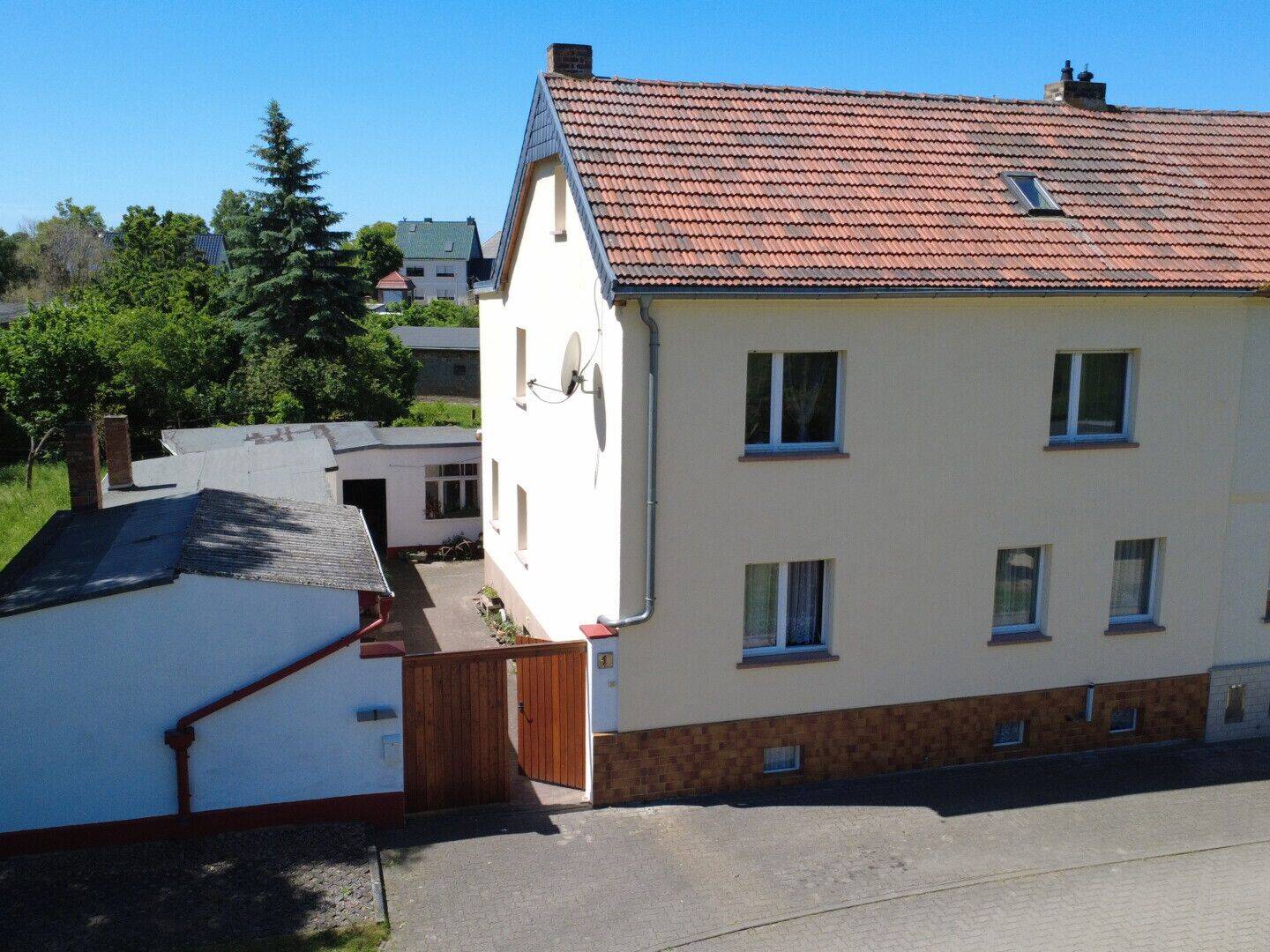 Wohnhaus mit vermieteter Einliegerwohnung Werkstatt, Nebengelass und Garten in Breitenhagen, 39240 Barby