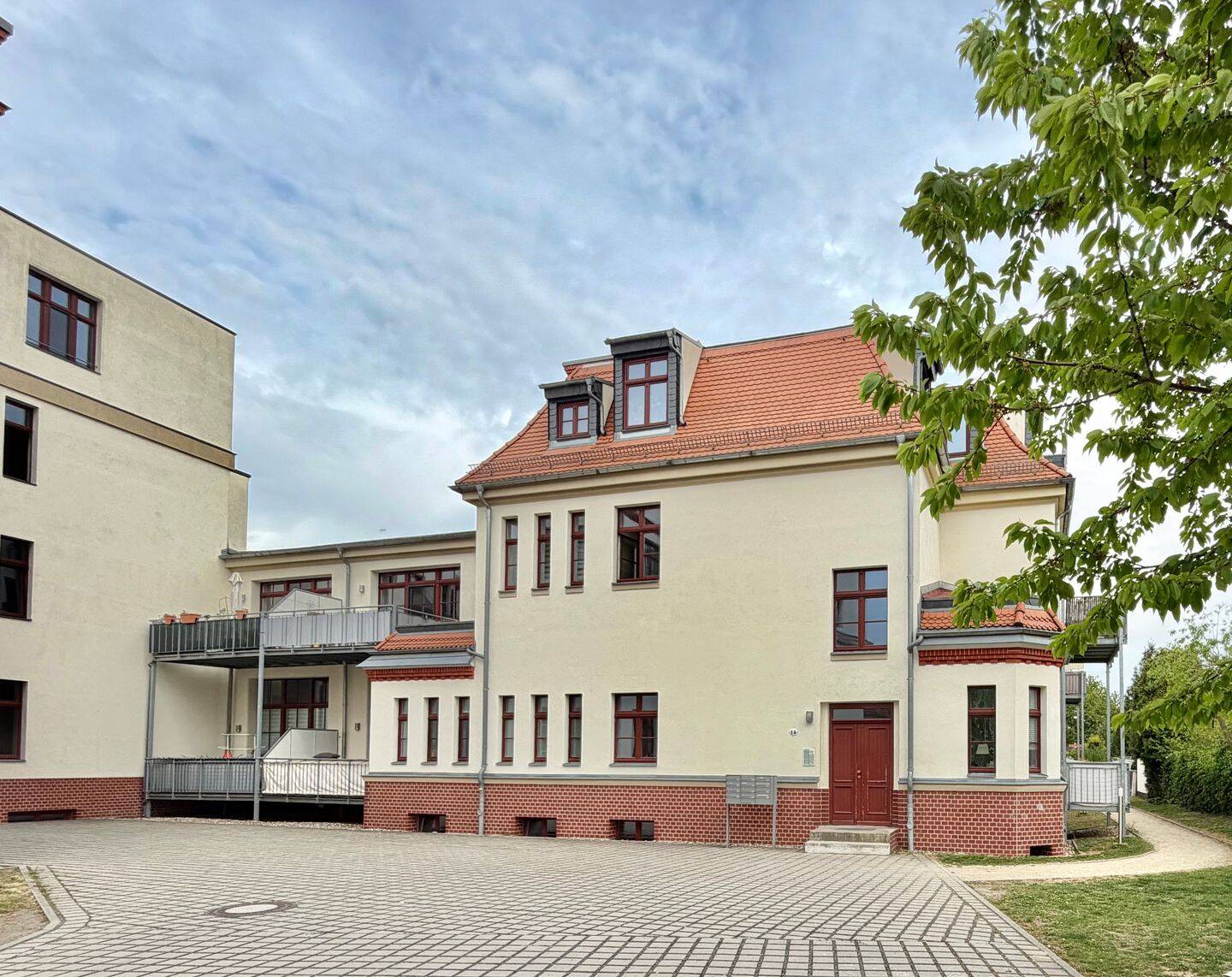 Markante 2,5-Zimmer-Wohnung mit Balkon, Einbauküche und Stellplatz in ruhiger Lage, 1259 Dresden (Großzschachwitz Kleinzschachwitz Leuben Lockwitz Niedersedlitz)