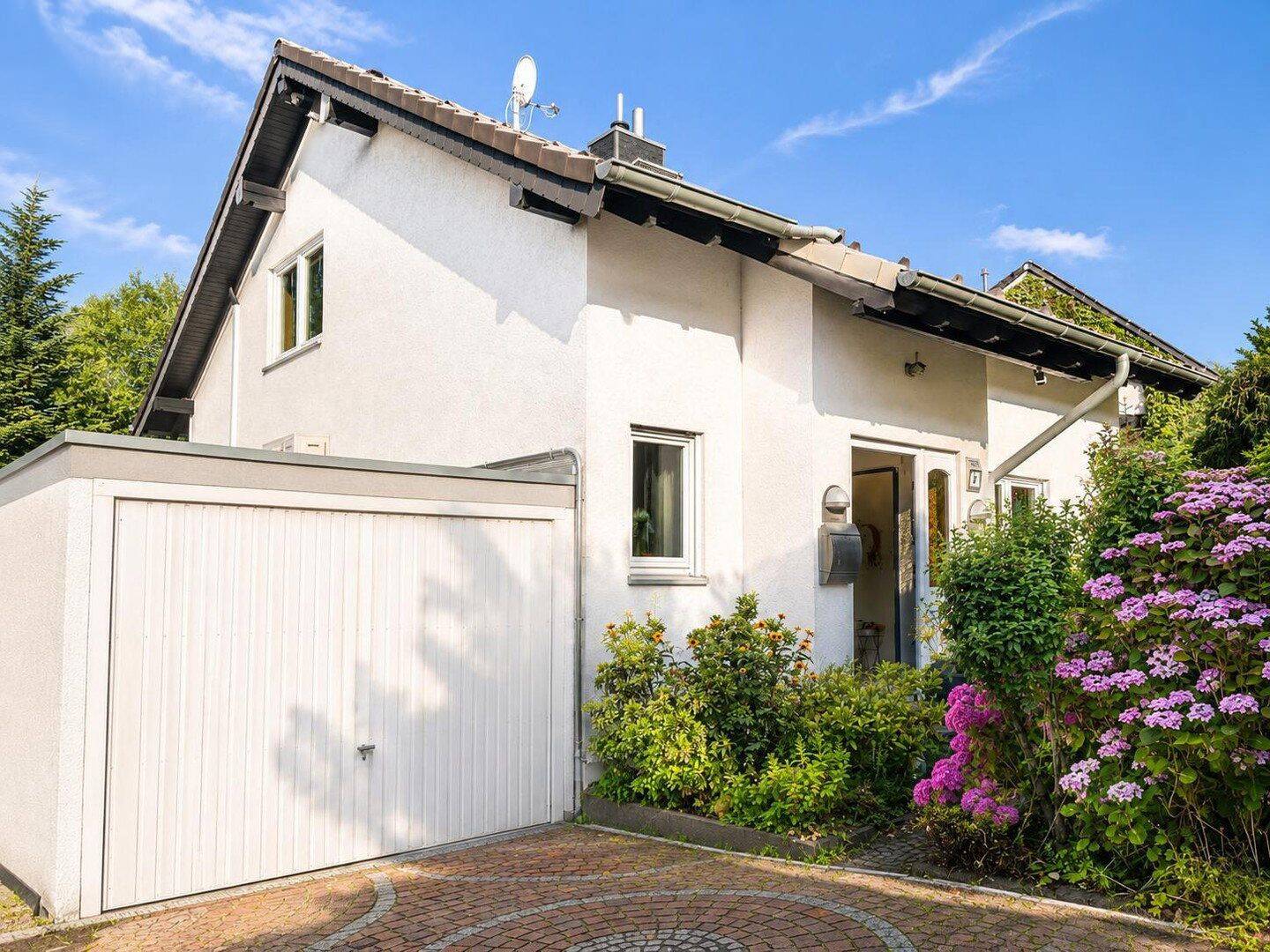 Wohnen mit Lebensqualität – Stilvolles Einfamilienhaus mit Garten, Sauna und Garage in Haan-Gruiten, 42781 Haan