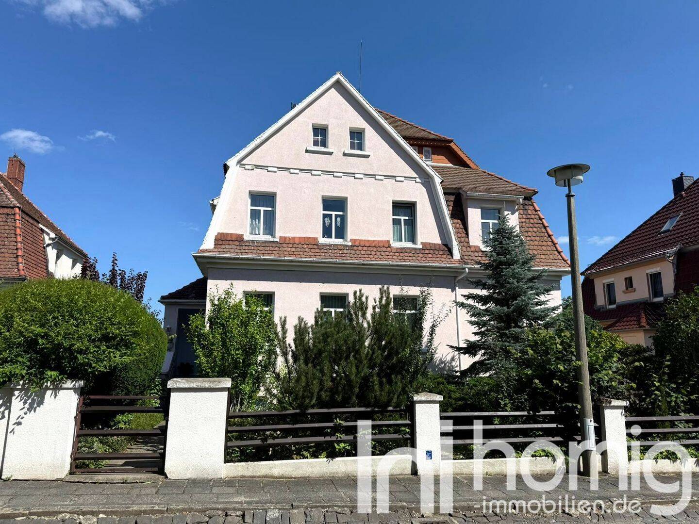 Ihr Zuhause mit zusätzlichem Mietertrag – Zweifamilienhaus mit Garten und Garage, 2708 Löbau