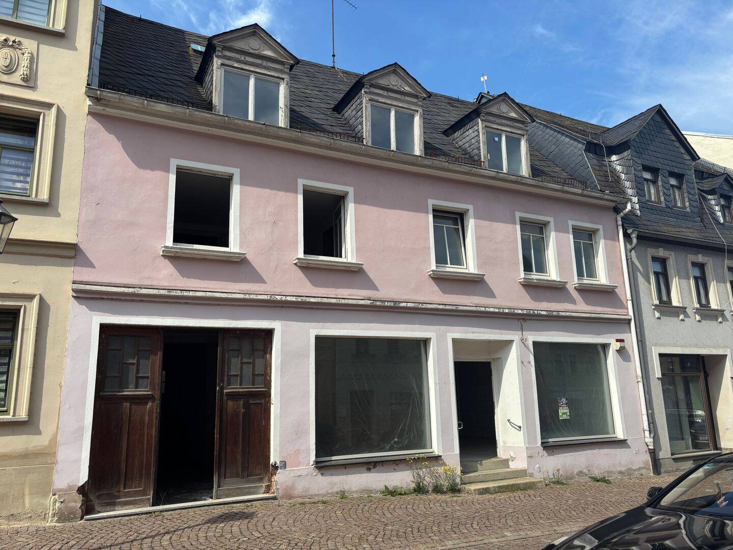 Sanierungsbedürftiges Mehrfamilienhaus mit Ladenlokal im Zentrum von Meerane, 8393 Meerane