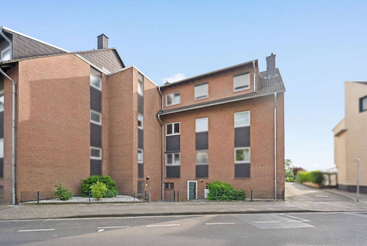 Bezugsfreie 2-Zimmer-Wohnung mit großem Wohnbereich, Süd-West-Balkon und Garage, 52134 Herzogenrath