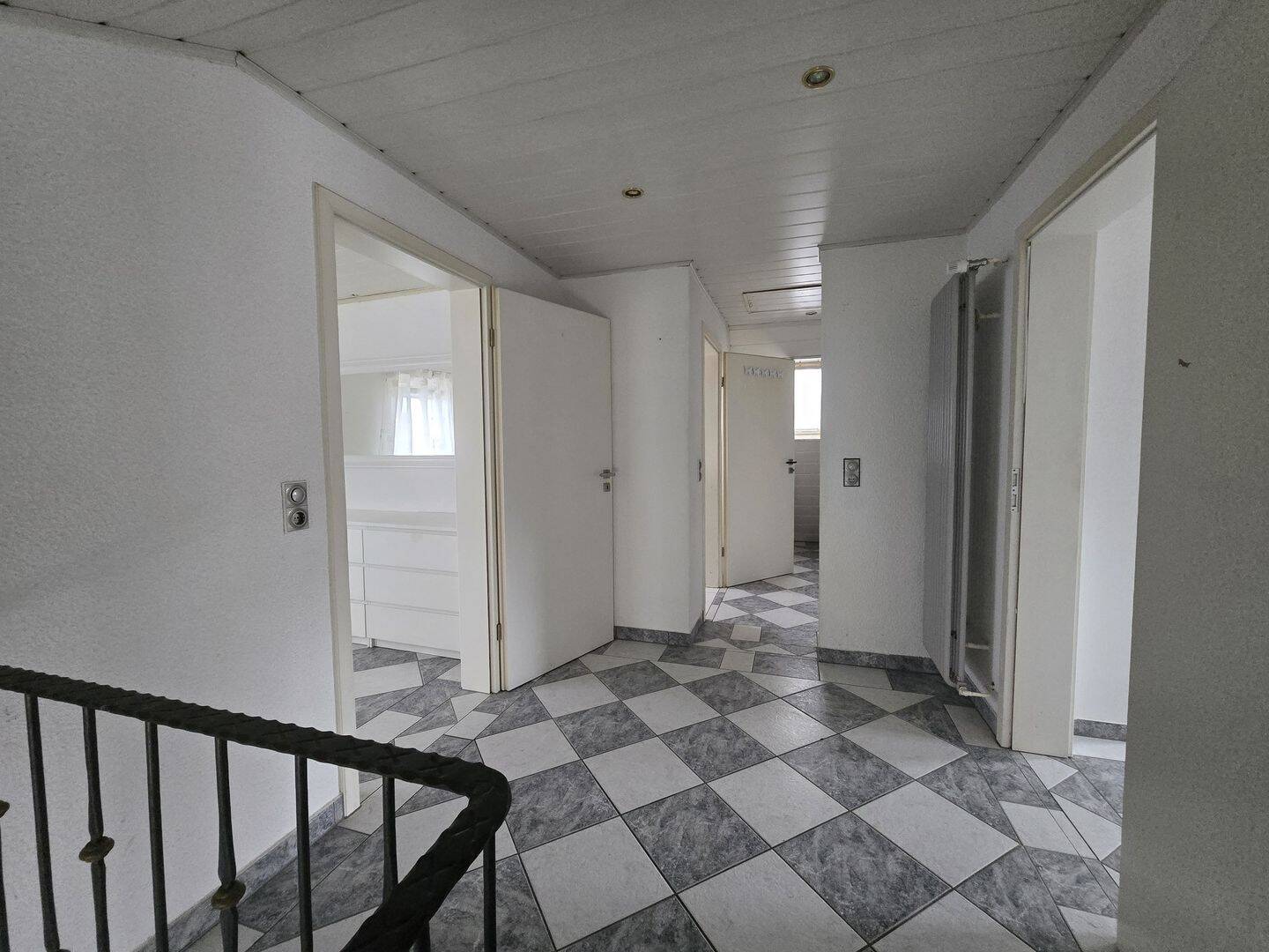 Einfamilienhaus mit viel Platz und Entwicklungspotenzial in ruhiger Wohnlage, 63694 Limeshain
