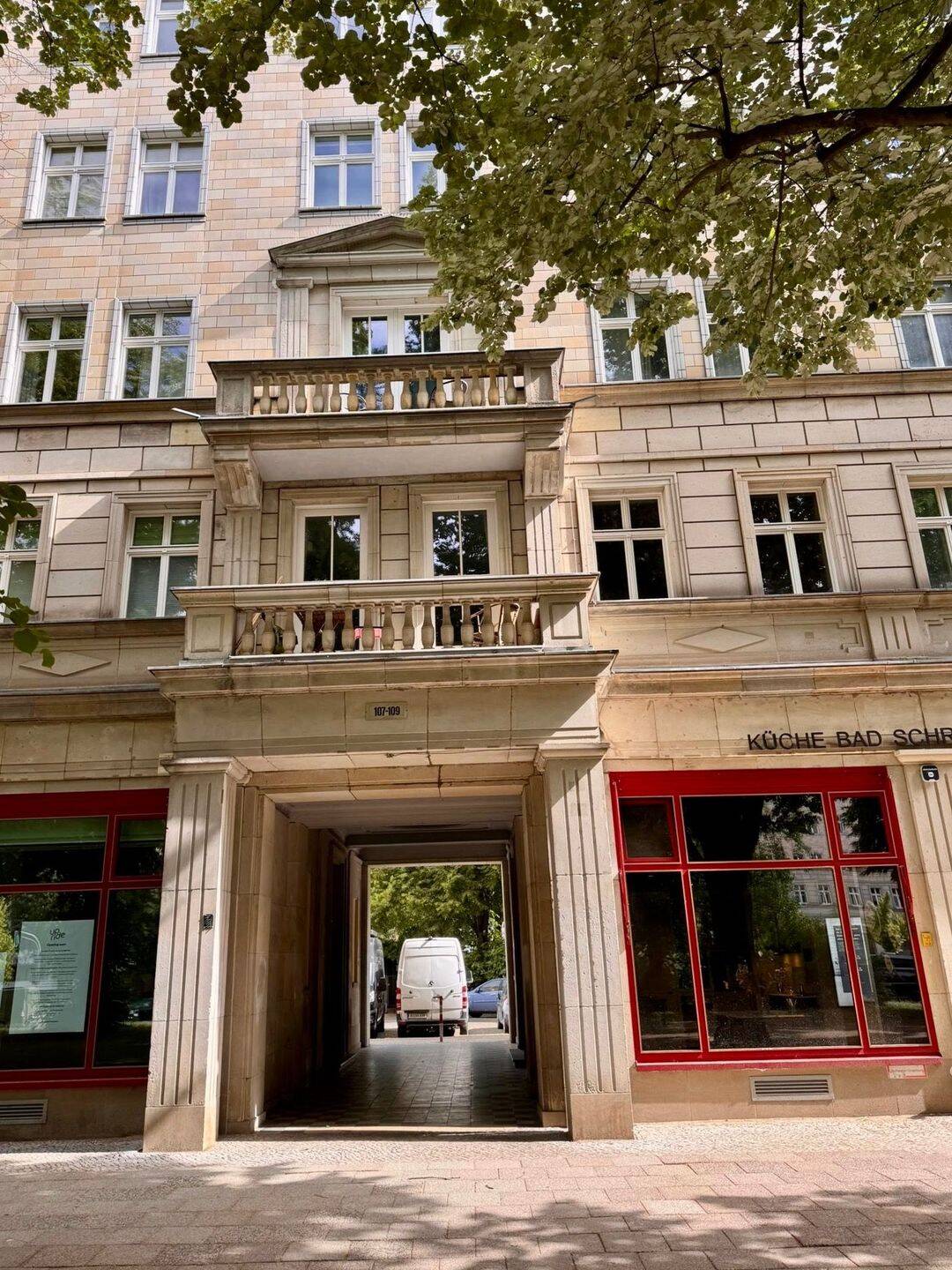 Altbau Schmuckstück in Berlins ikonischer Wohnlage: 2-Zimmer-Wohnung mit 2 Balkonen an der Karl-Marx-Allee, 10243 Berlin (Friedrichshain-Kreuzberg Friedrichshain)