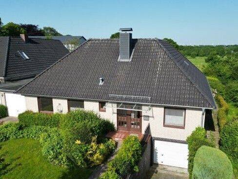 Massiver Walmdachwinkelbungalow mit Wiesenblick und zwei Garagen in Heide-Süderholm, 25746 Heide