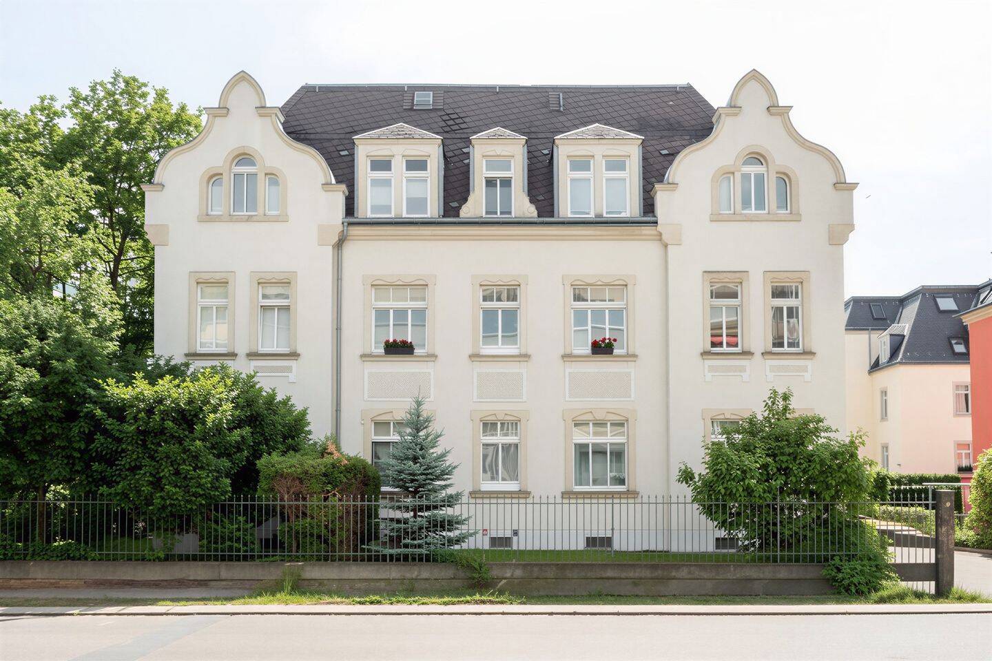+++ Bezugsfrei! Moderne 3-Zimmer-Wohnung mit Stellplatz und ca. 130 m² eigenem Garten +++, 1277 Dresden