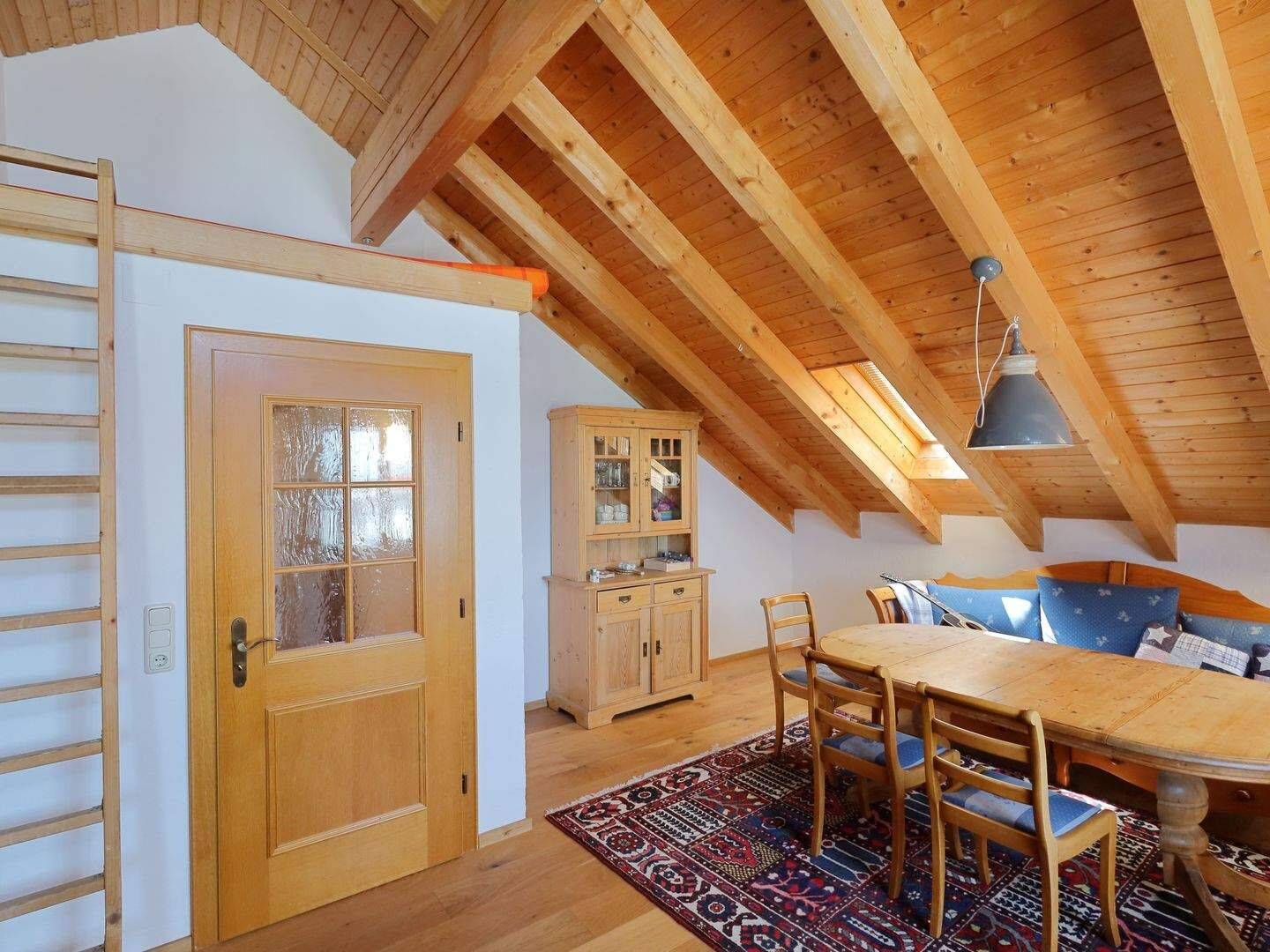 Große, rustikal ausgebaute 5-Zimmer-Traumwohnung im Dachgeschoss mit Balkon, Garage u. Gartennutzung, 88171 Weiler-Simmerberg
