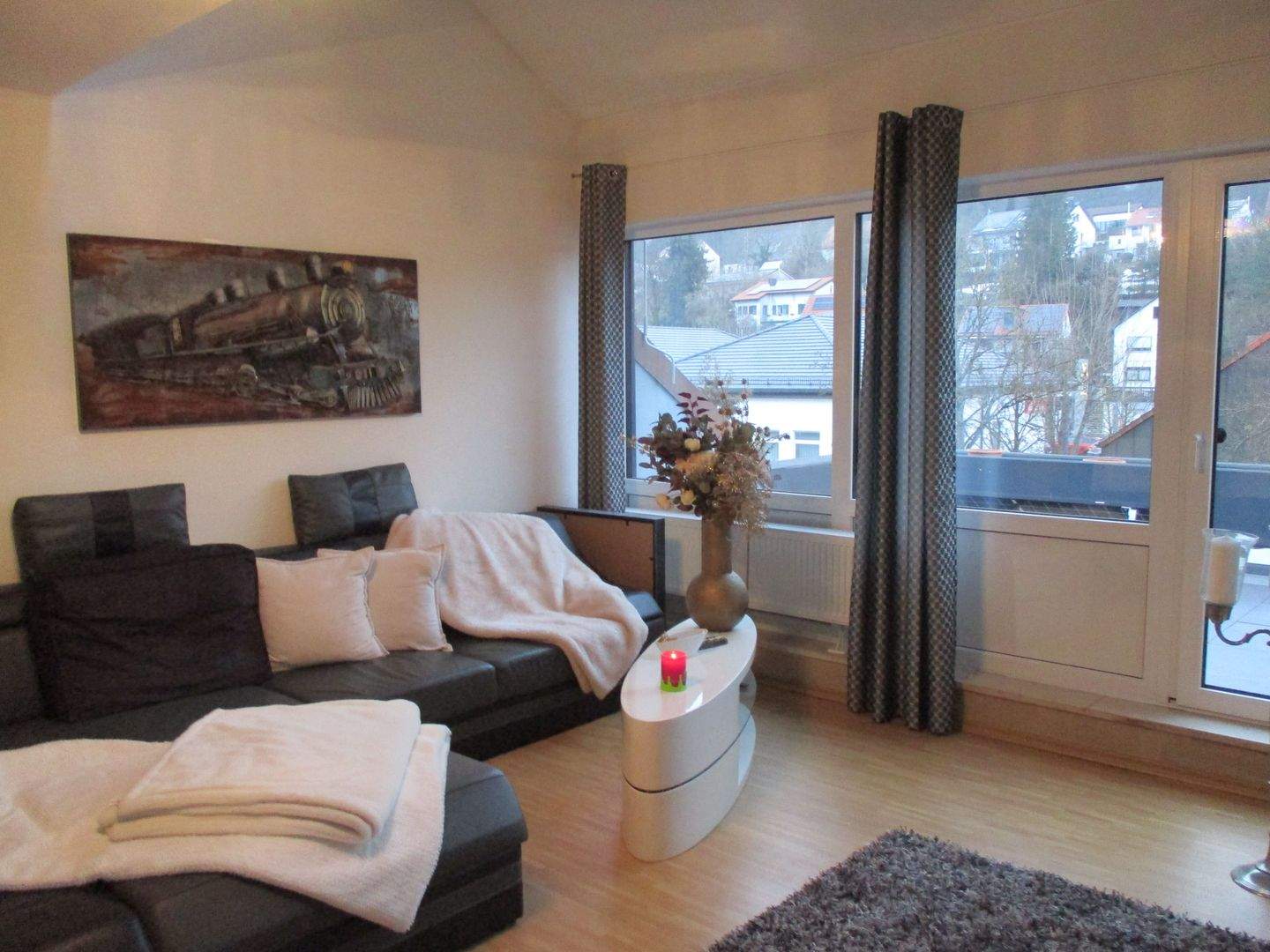 Attraktive 4-Zimmer- 2-Etagen-ETW mit 2 großen Balkonen und Kaufoption für Garage in Dittelbrunn, 97456 Dittelbrunn