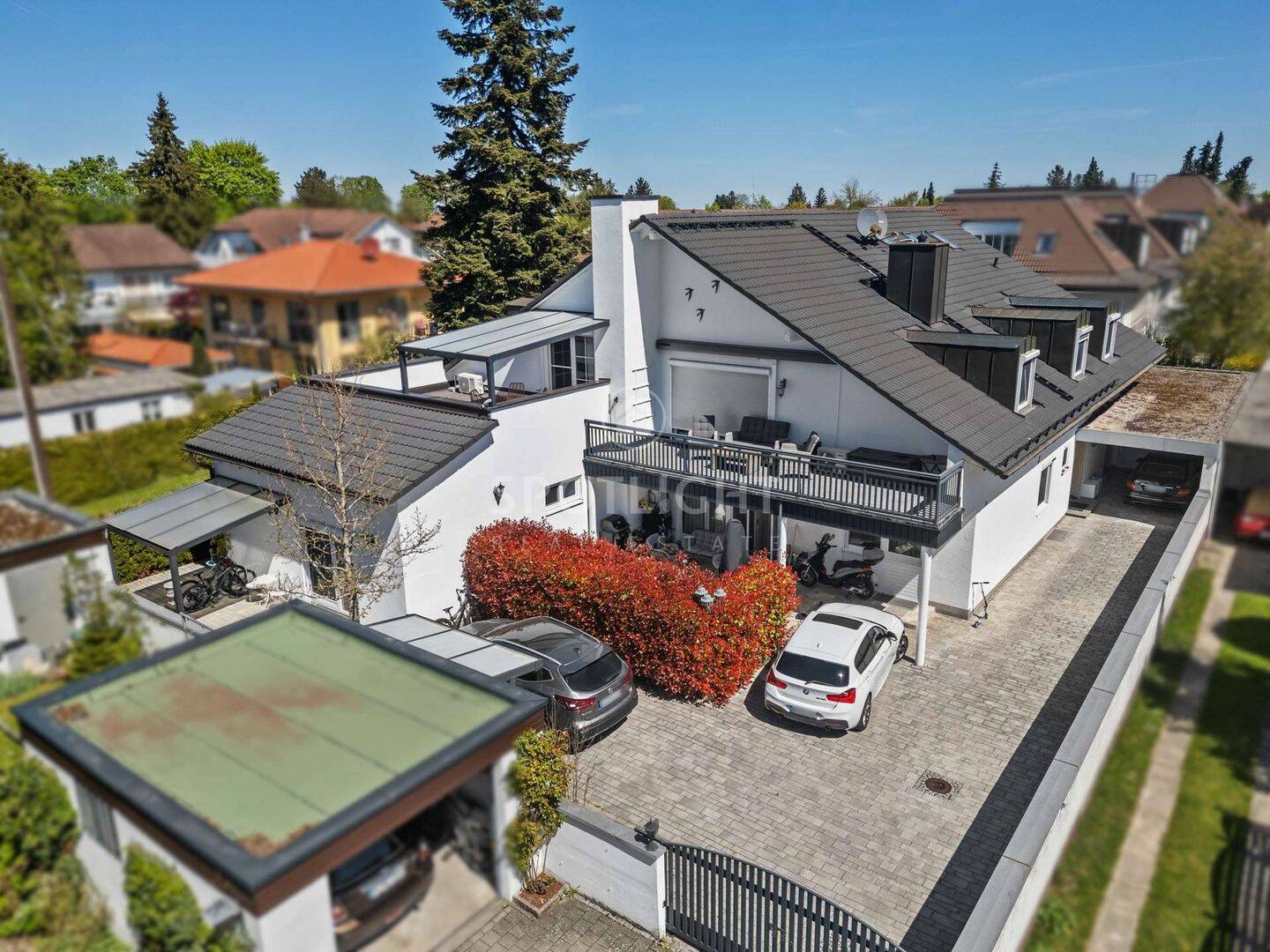 Truderinger Triple: Modernisiertes XL-Wohnhaus mit 3-4 Wohnungen, 81827 München (Ramersdorf-Perlach Trudering-Riem)