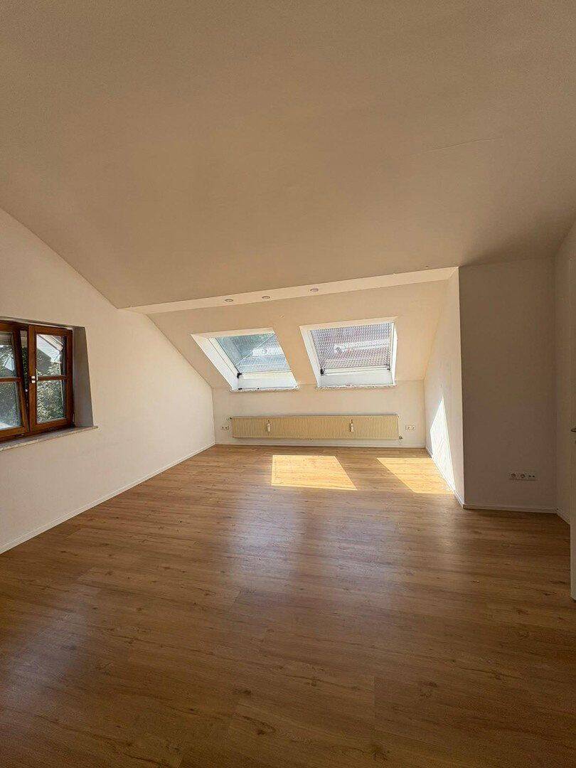 Helle 4-Zimmer-Dachgeschosswohnung mit eigenem Garten, 84036 Landshut