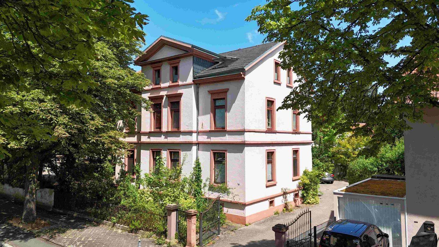 Am Schloss Philippsruhe: Denkmalgeschütztes Dreifamilienhaus mit WEG-Aufteilung, 63454 Hanau