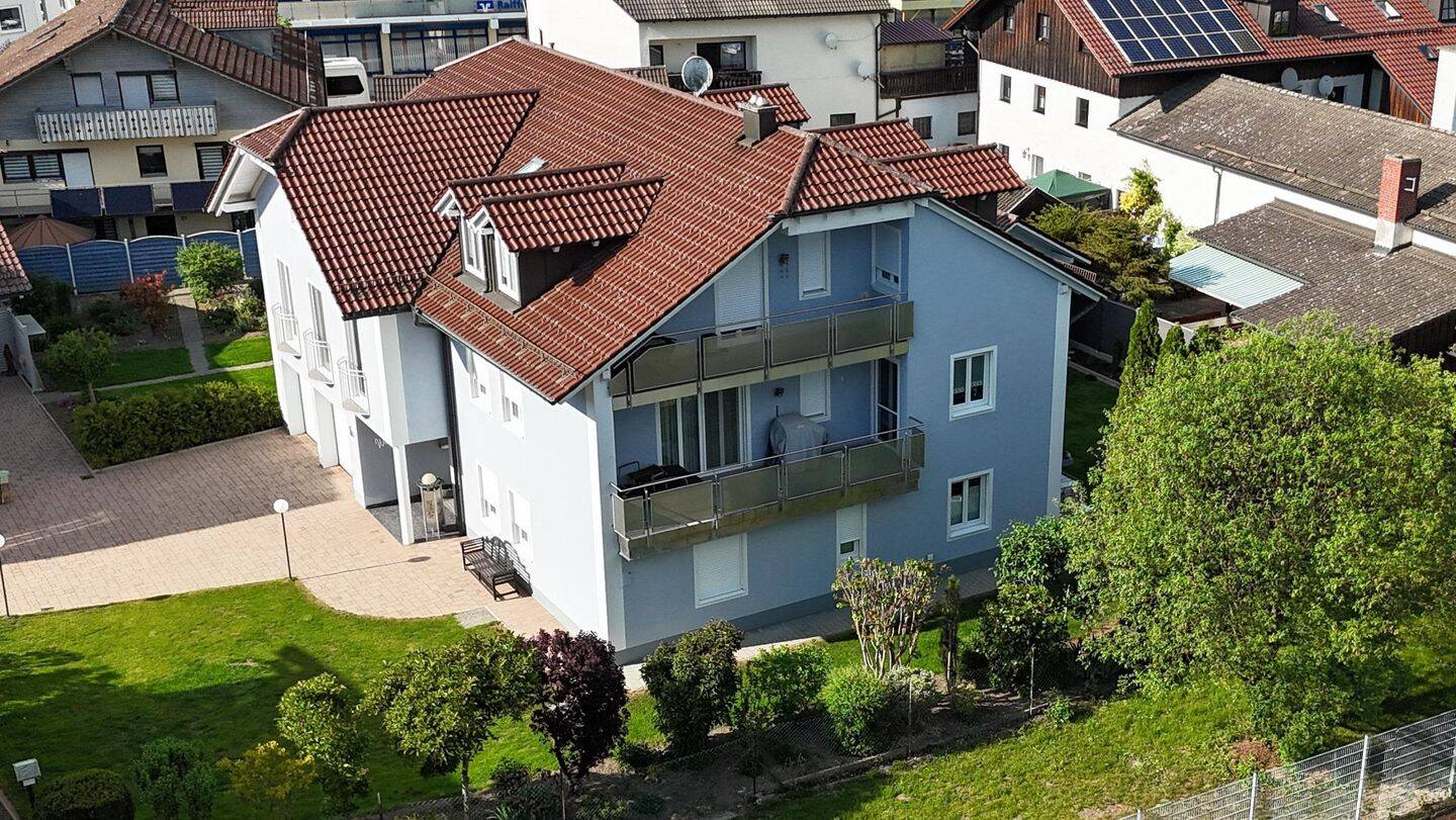 Luxuriöses Einfamilienhaus Wohnhaus in bester Lage mit zusätzlicher Einliegerwohnung, 94508 Schöllnach