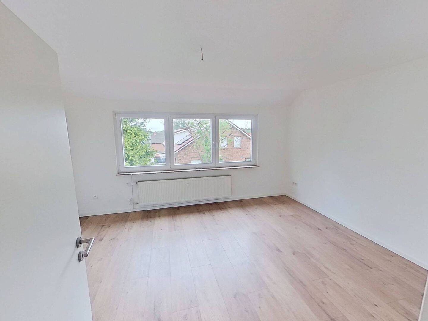 Gemütliche 2,5-Zimmer-Dachgeschosswohnung mit modernem Tageslichtbad, 26603 Aurich