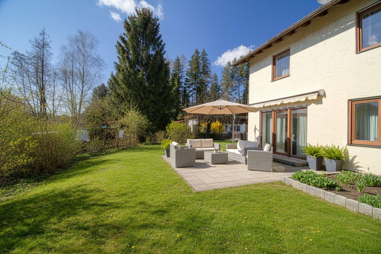 Familienfreundliches Einfamilienhaus mit großem Garten und zwei Garagen, 83512 Wasserburg a. Inn