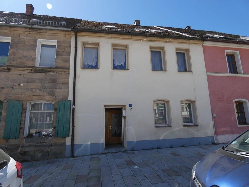 Stadthaus mit Potenzial in Neustadt am Kulm – renovierungsbedürftig, 95514 Neustadt am Kulm