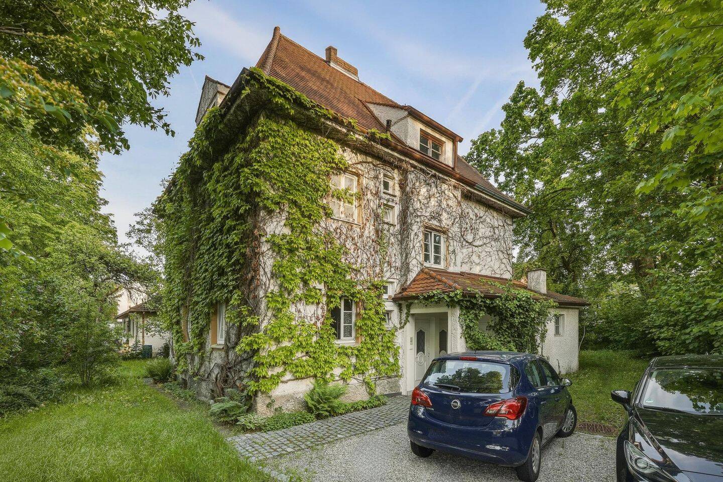 Mehrfamilienhaus mit Villencharakter auf großzügigem Grundstück in Garching, 85748 Garching b. München