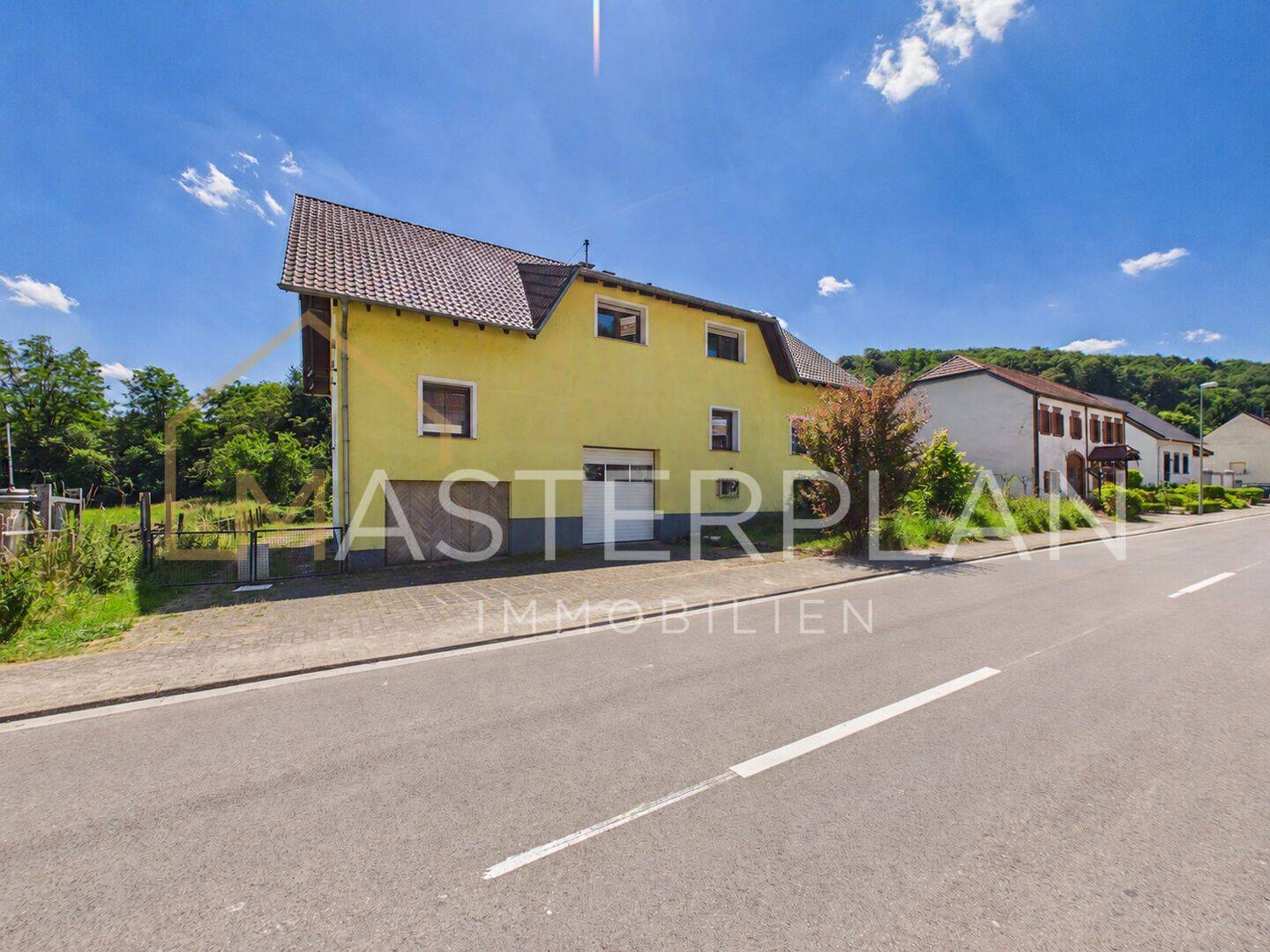 Freistehendes Einfamilienhaus mit Garagen und Garten, 66701 Beckingen