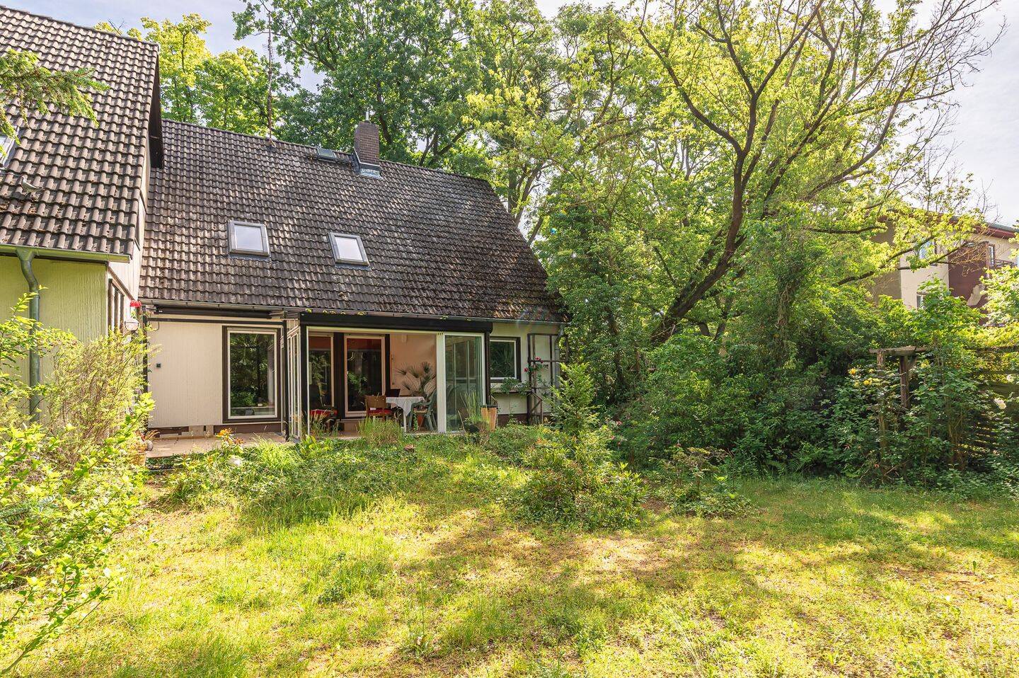Familienidyll in Bestlage Krumme Lanke – Charmante Doppelhaushälfte mit großem Garten und Potential, 14163 Berlin (Steglitz-Zehlendorf Kolonie Schlachtensee Süd Nikolassee Zehlendorf Schlachtensee)