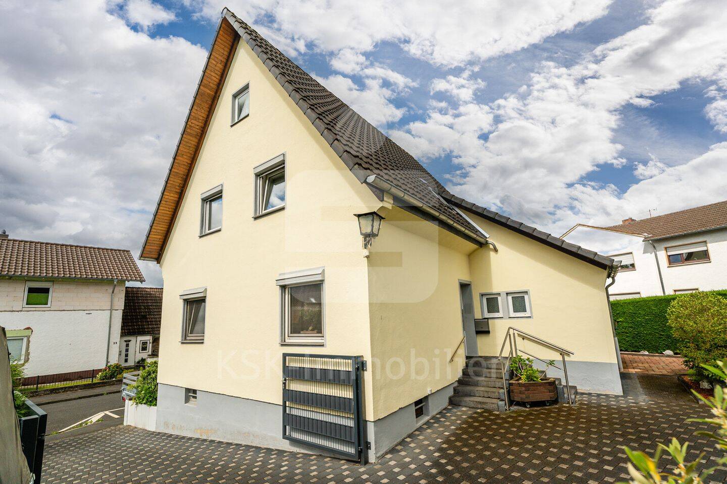 Gepflegtes Zweifamilienhaus in Siegburg Kaldauen mit Innenhof, Garagen und Entwicklungspotenzial., 53721 Siegburg