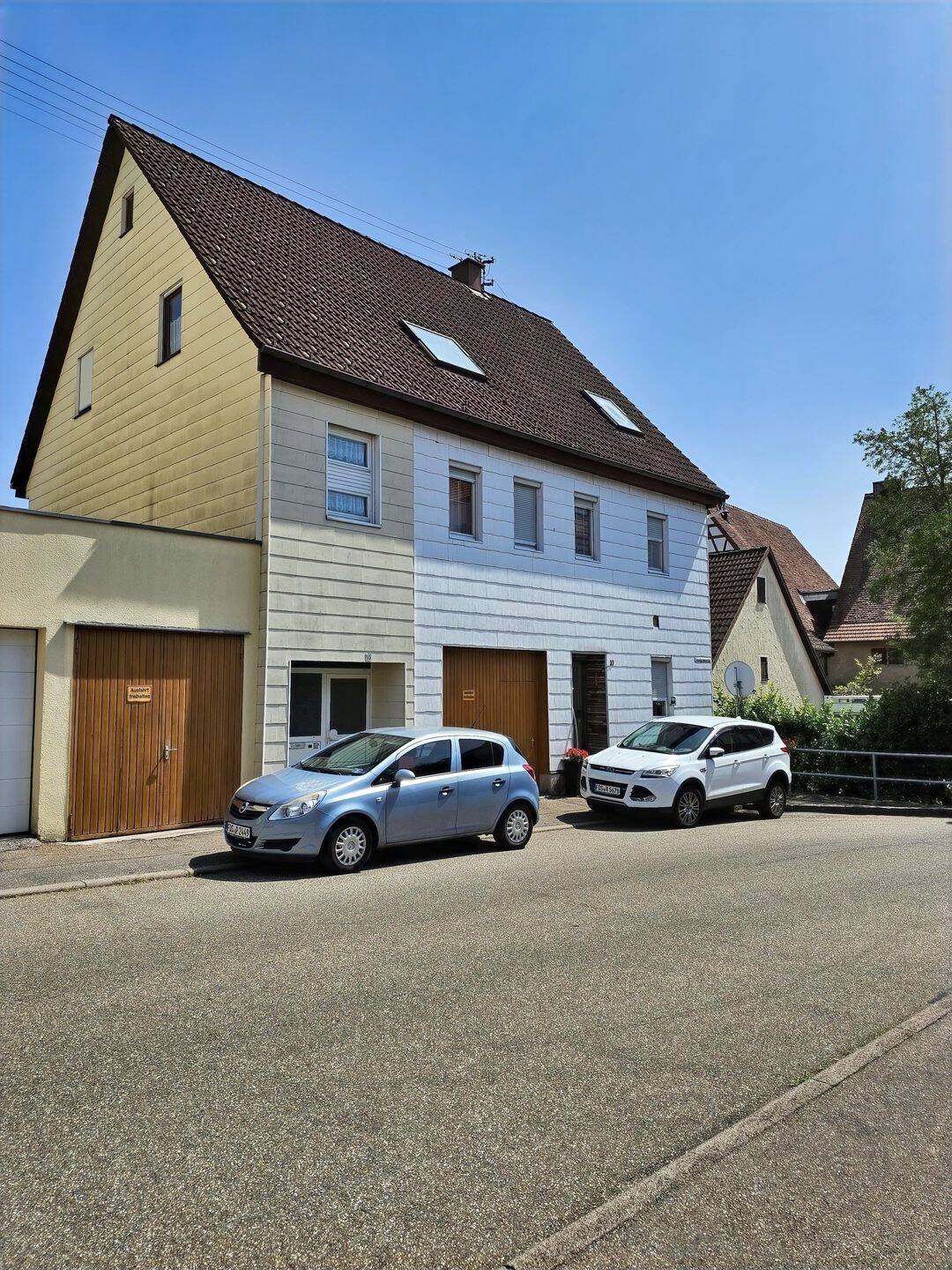 Mehrfamilienhaus mit 3 Wohnungen und zwei Garagen im Herzen von->, 72280 Dornstetten