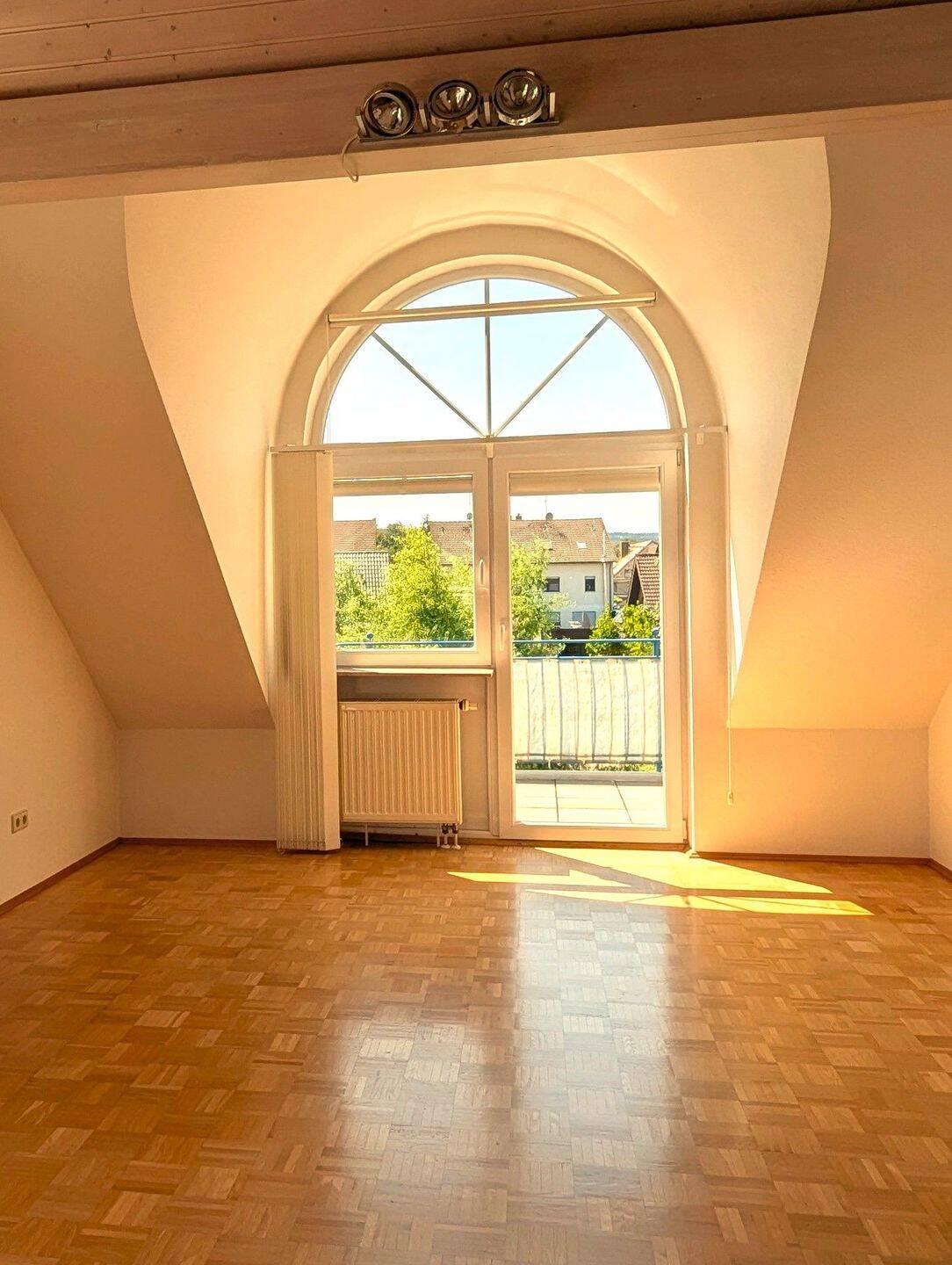 Gepflegte 2-Zimmer-Wohnung mit Einbauküche und 2 Balkonen, 76307 Karlsbad