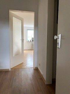 Frisch renovierte Zwei-Zimmer-Wohnung mit Balkon, Fahrstuhl und einer gut ausgestatteten Kücheneinrichtung (gegen Abstand) zu vermieten, 24539 Neumünster (Gadeland Ruthenberg Stör Wittorf)