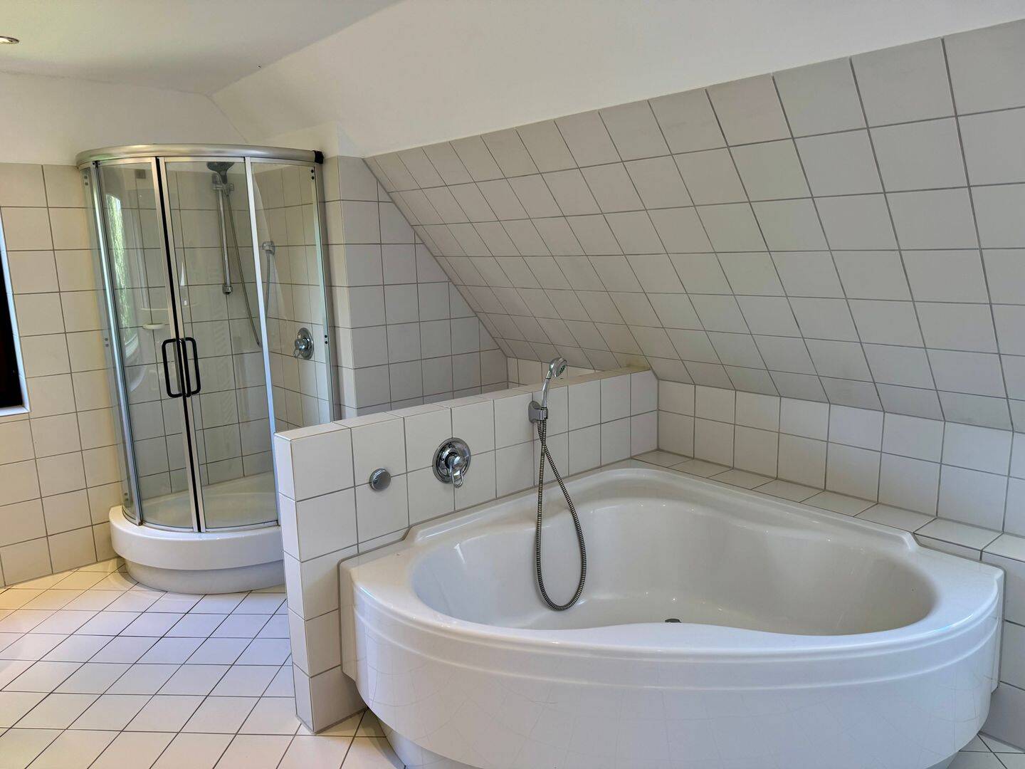 Charmante individuelle Dreizimmerwohnung mit hochwertiger Ausstattung, 25436 Tornesch