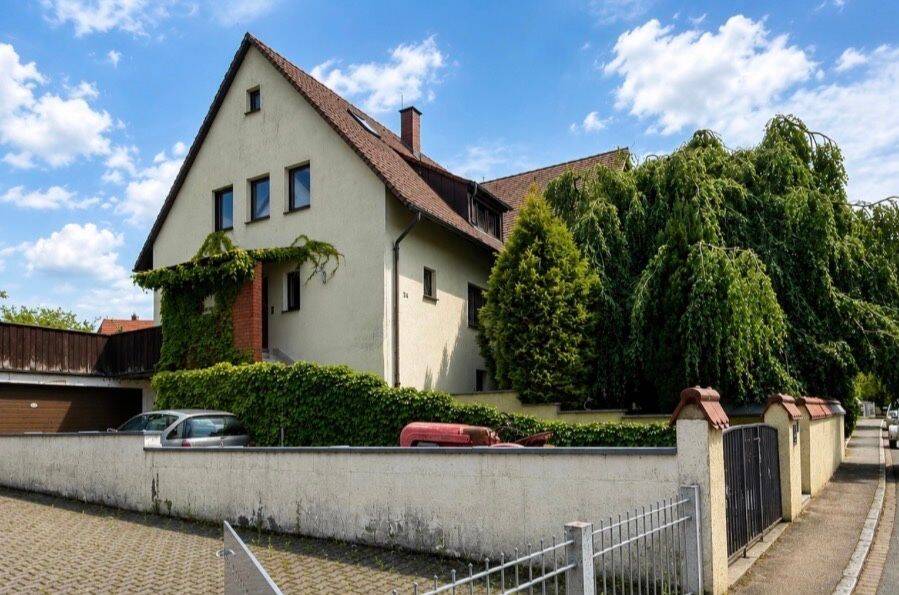 Großzügiges Zweifamilienhaus mit Garten und Pool in Katzwang, 90455 Nürnberg