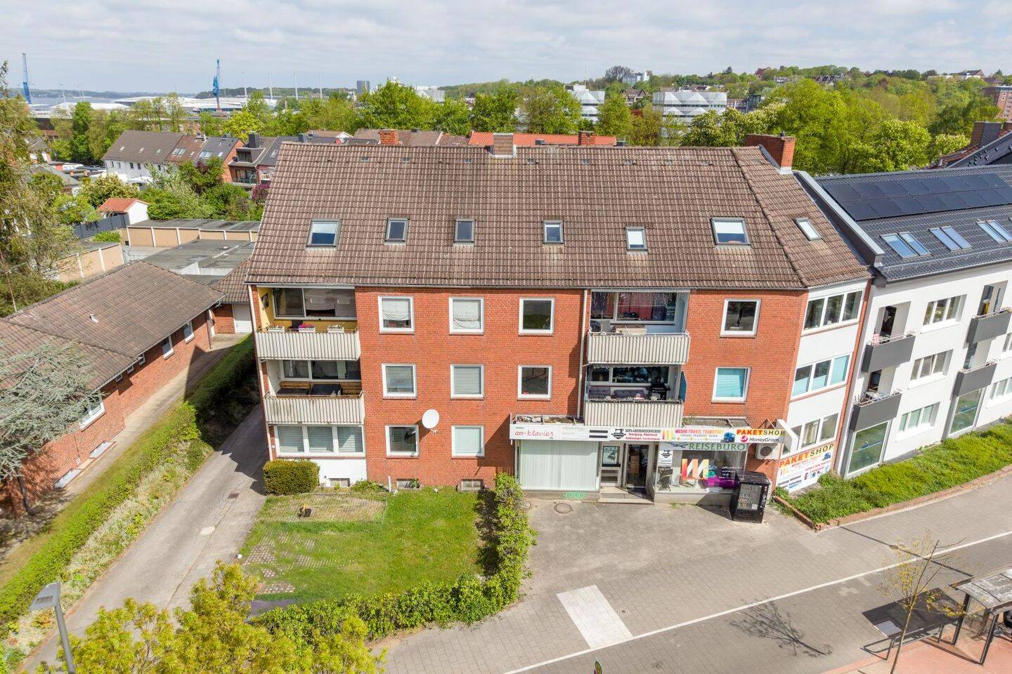 Wohn- & Geschäftshaus mit 19 Garagen und Stellplätzen, 24148 Kiel (Ellerbek Wellingdorf)