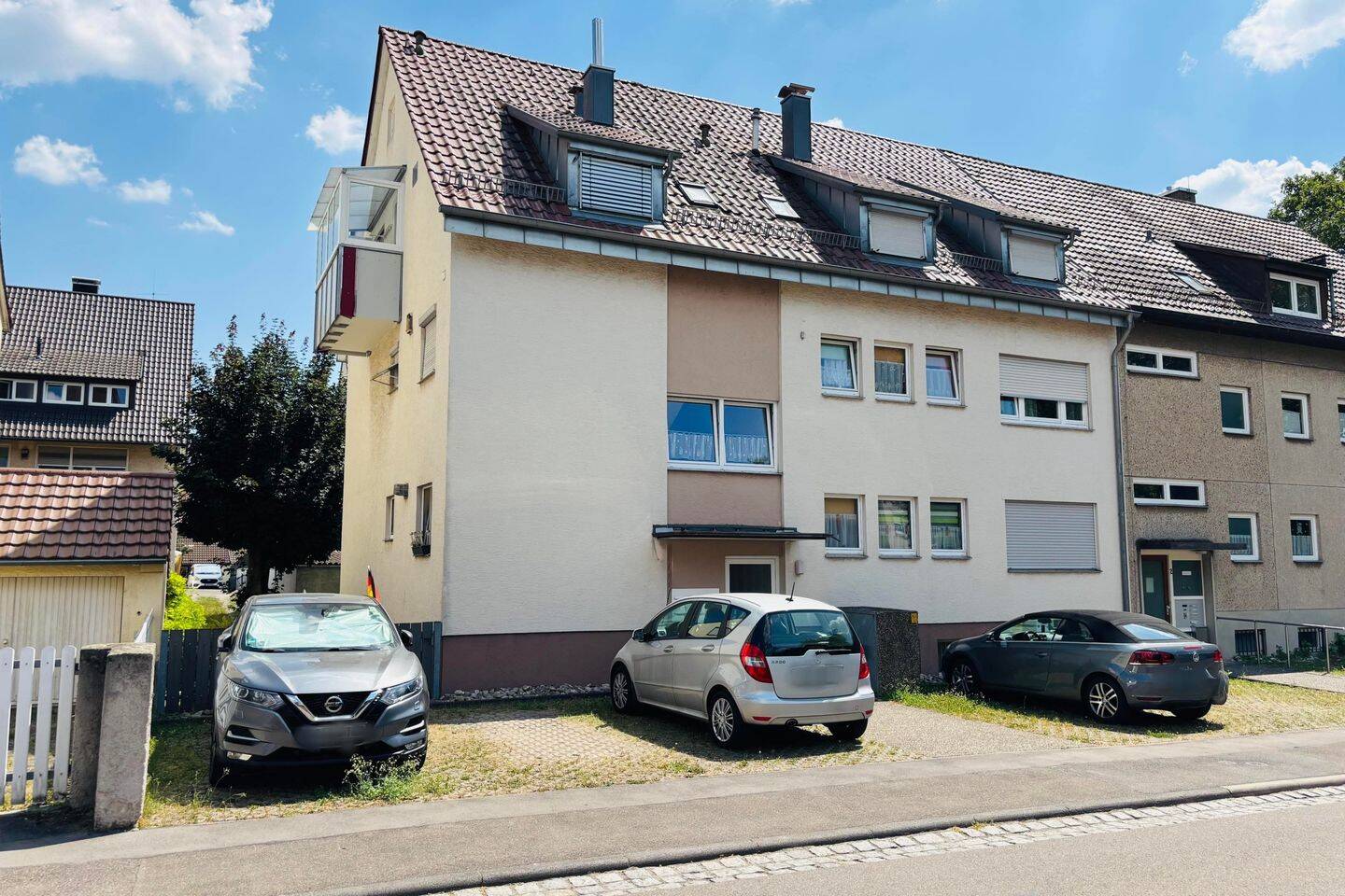 Gepflegte 2-Zimmer-Dachgeschoss mit Außenstellplatz in Stuttgart-Obertürkheim, 70329 Stuttgart (Hedelfingen Obertürkheim Rohracker Uhlbach)