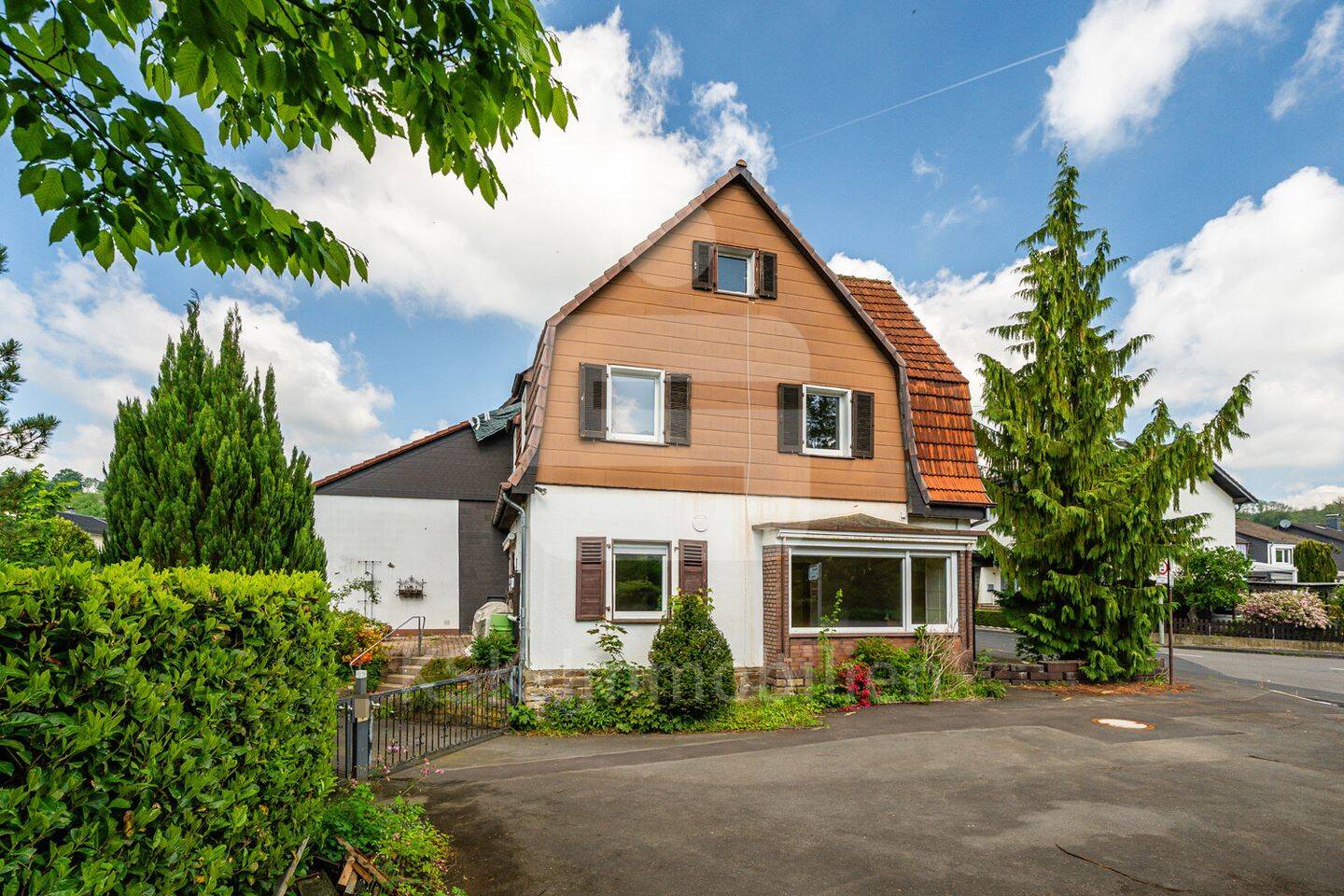 Handwerkertraum mit Potenzial – Sanierungsbedürftiges Einfamilienhaus mit Gewerbeeinheit in Lohmar!, 53797 Lohmar