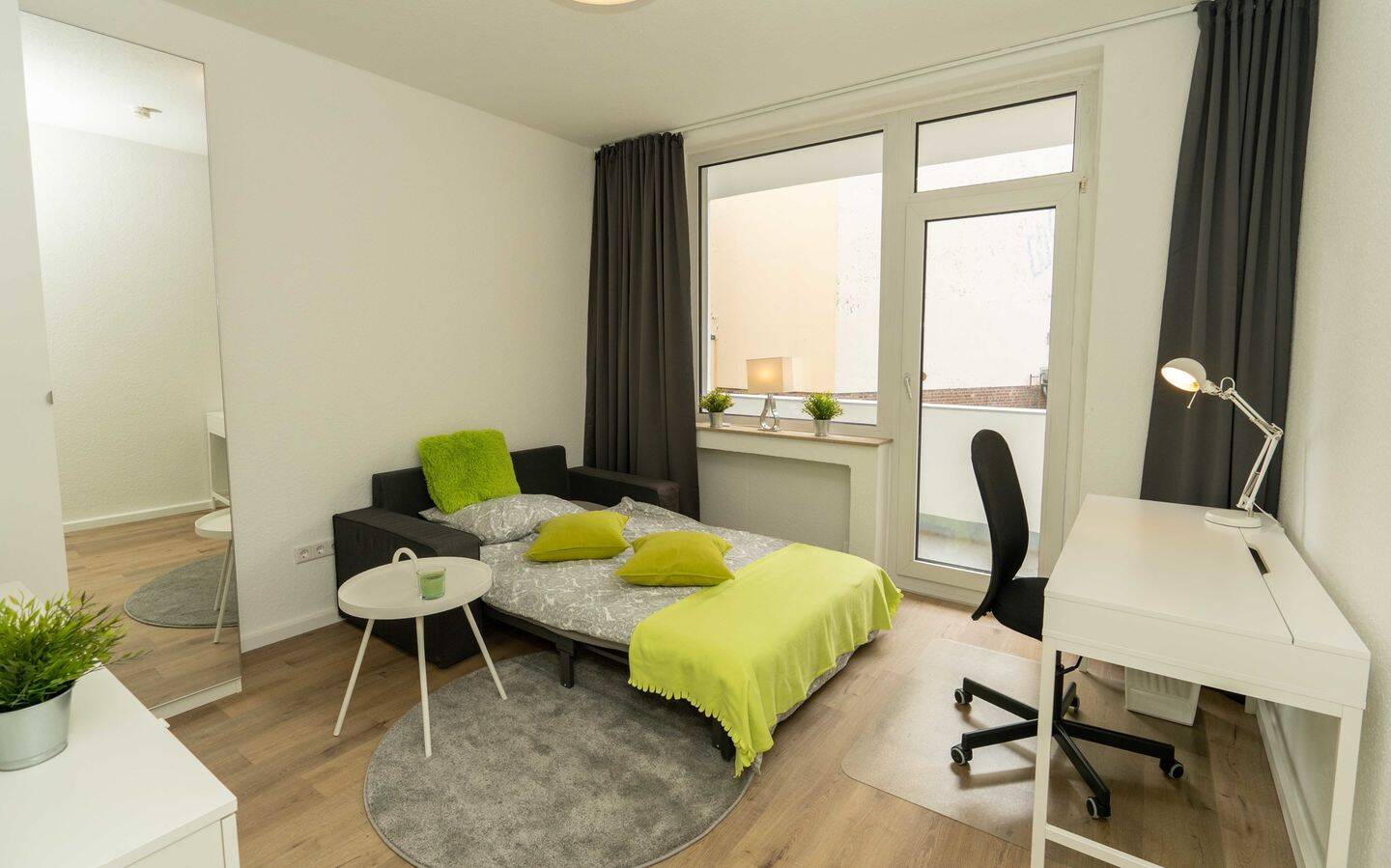 Möbliertes Zimmer mit eigenem Balkon in 3er-WG – Düsseldorf-Friedrichstadt, 40215 Düsseldorf (Friedrichstadt)