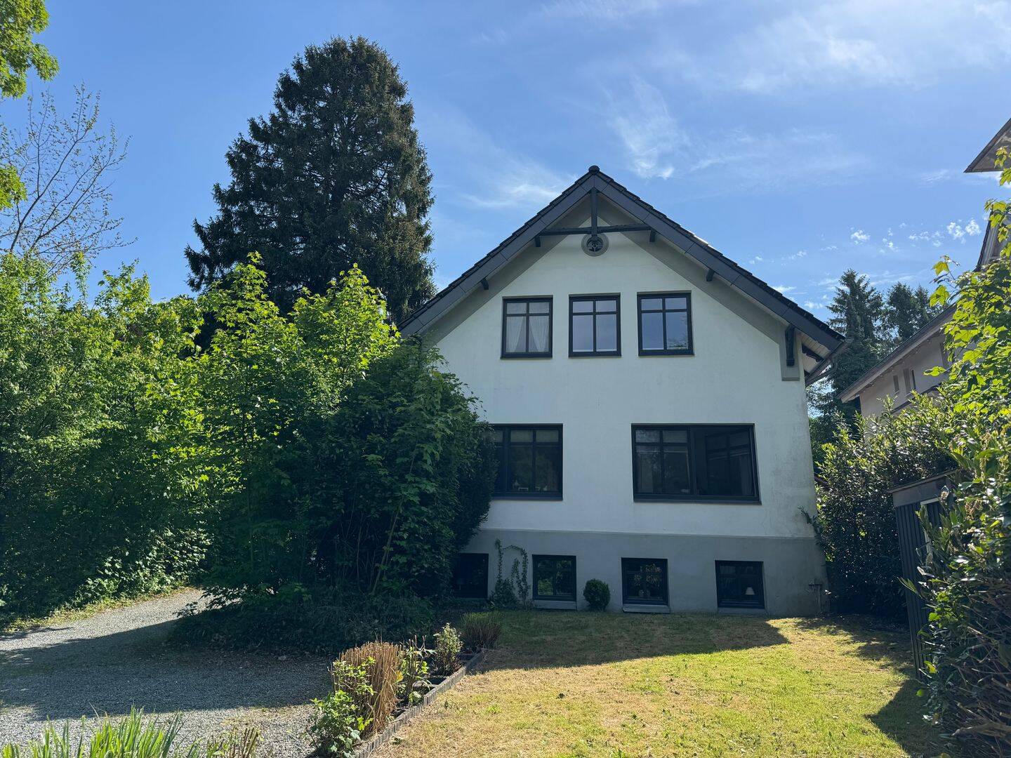 Charmantes Zweifamilienhaus mit Souterrain-Apartment in attraktiver Lage nahe der Schlei und großem eingewachsenen Garten, 24837 Schleswig