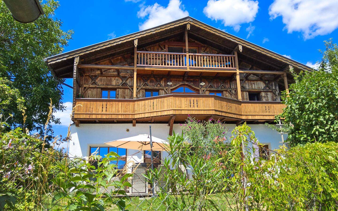 Wohnen über den Dächern von Seebruck – besondere Dachgeschosswohnung mit Chiemsee- und Bergpanorama, 83358 Seeon-Seebruck