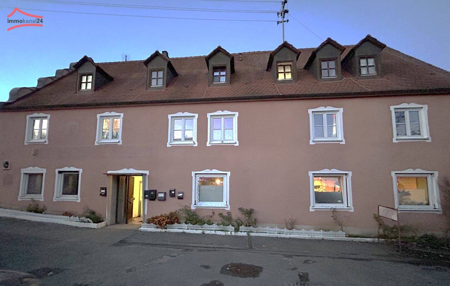Außergewöhnliches Objekt mit Terrasse, vielen Zimmern und Gestaltungsspielraum in 86732 Oettingen, 86732 Oettingen i. Bay.