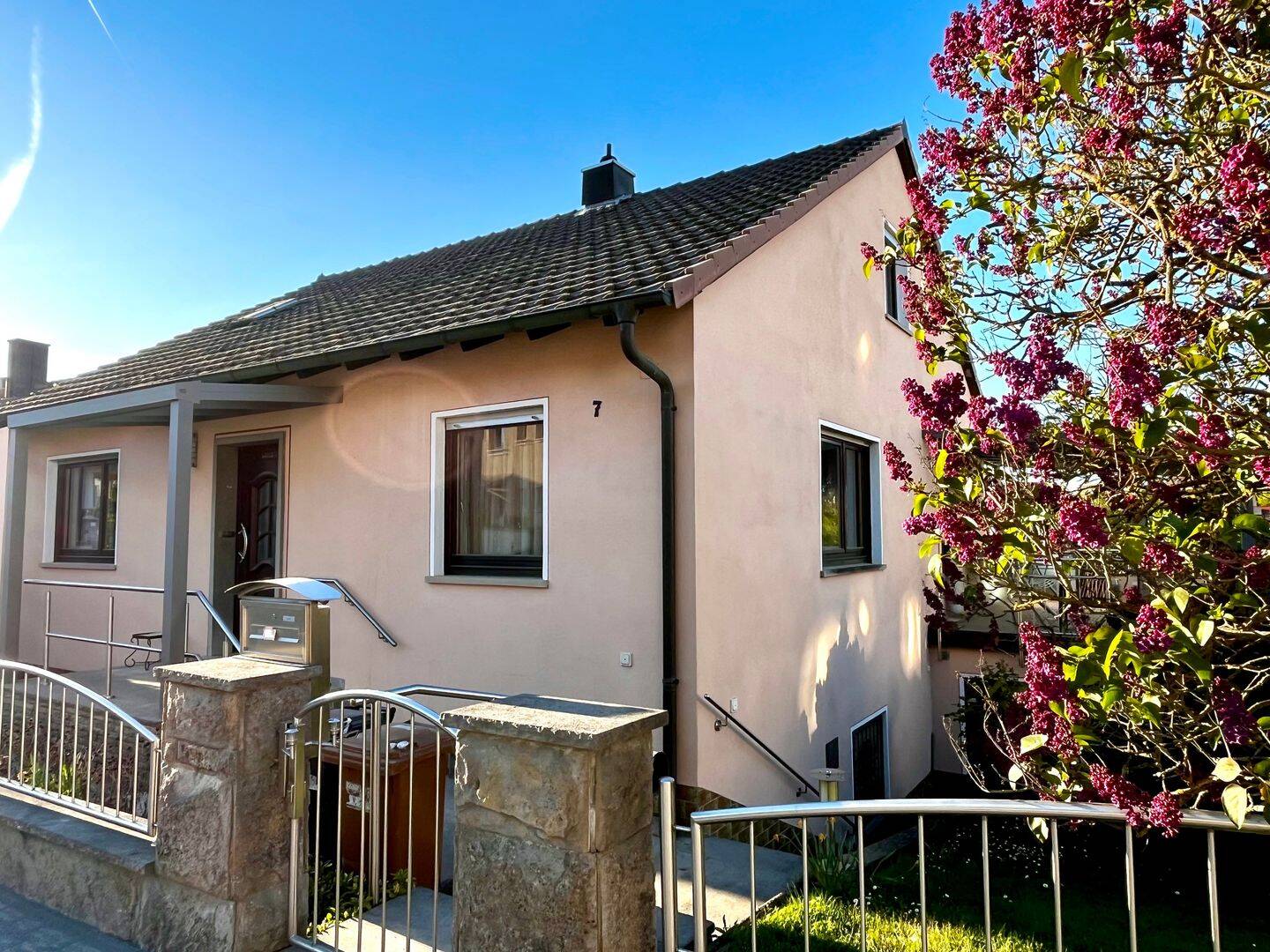 Großzügiges Einfamilienhaus mit Garten, zwei Terrassen und tollem Ausblick, 97249 Eisingen