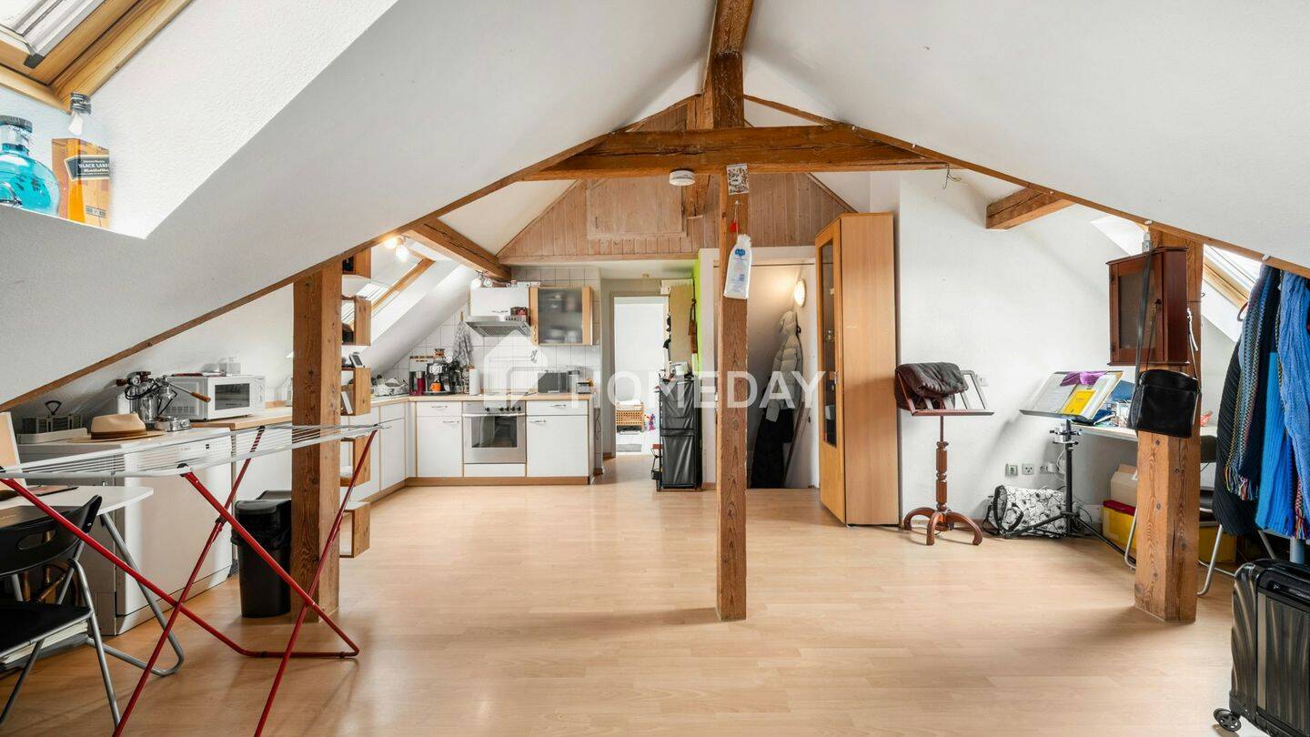 Gemütliche Dachgeschosswohnung mit besonderem Grundriss, Tageslichtbad und PKW-Stellplatz, 72762 Reutlingen