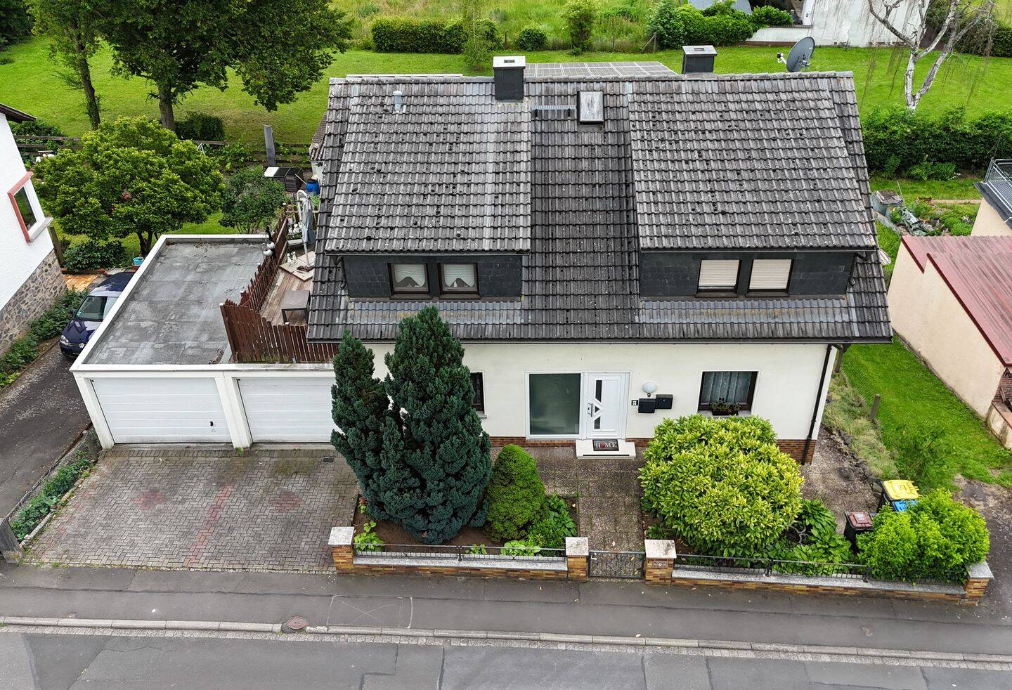 Platz für die ganze Familie: Zweifamilienhaus mit Garten & Doppelgarage in Nidda, 63667 Nidda